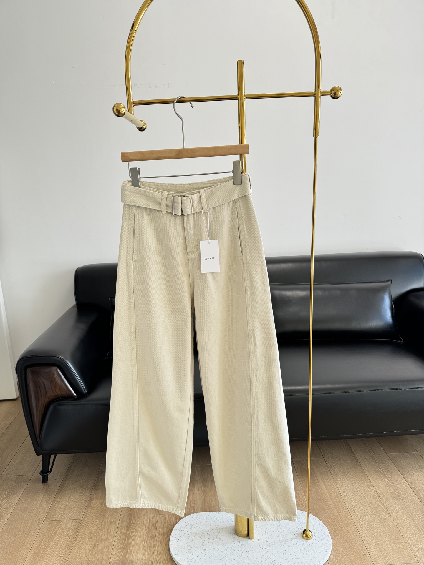 NO:314908,——LEMAIRE Belted Wide-Level Jeans You must have this one!  !  Large straight and high waist, irregular stitching, crooked trousers with original cloth cool foot belt, side stitching is front, visually slimmer and three-dimensional, the perfect style is the soul of a good pair of pants, the boon of a pear-shaped girl looks slimming, taller and longer legs!  The pants are loose but the upper body is very neat. It can be curled or put down and worn, very soft!  Very soft!  Very soft!  A genuine imported Turkish long lint cotton!  I really appreciate the comfort level!  !  Imported by Türkiye, the king of soft and glutinous!  Too comfortable. Selected high-quality denim fabrics, soft, comfortable and textured, wear-resistant and durable. It has just the right softness, and it is unrestrained to fit the skin, giving you a free experience. At the same time, it has good wear resistance, withstand frequent daily wear and washing, and is timeless and always maintains unique charm. The design is elegant and crisp with a belt design, and the leg shape is first-class, making it easy to create a casual and fashionable feeling. It is both fashionable and practical, and it is very suitable for daily outing and commuting. Size s-xxl, jeans, alexander wang19860909——LEMAIRE 腰带阔腿牛仔裤 一定要有这么一条的！！ 大直筒高腰,不规则车缝线,歪脚大裤脚配原布帅酷脚腰带,侧缝线偏前 视觉上更显瘦更立体,完美的版型是一条好裤子的灵魂所在,梨形身材妹子的福音显瘦 显高 显腿长！裤型是宽松的 但上身却很利落, 无论卷边还是放下来穿都可以, 很软！很软！很软！正儿八经的进口土耳其长绒棉！舒适度真的服气！！ 土耳其进口,软糯之王！太舒服了 精选优质牛仔面料,柔软舒适且富有质感,耐磨耐穿,它有着恰到好处的柔软度,贴肤穿着无束缚感,给予自在体验.同时具备良好耐磨性,经得住日常的频繁穿着与洗涤,历久弥新,始终保持独特魅力. 搭配腰带设计版型大气挺括,修饰腿型效果一流,轻松打造随性时髦感.兼具时尚与实用,无论是日常出街还是通勤搭配都很合适. 码数s-xxl,,jeans,alexander wang,Women's clothing