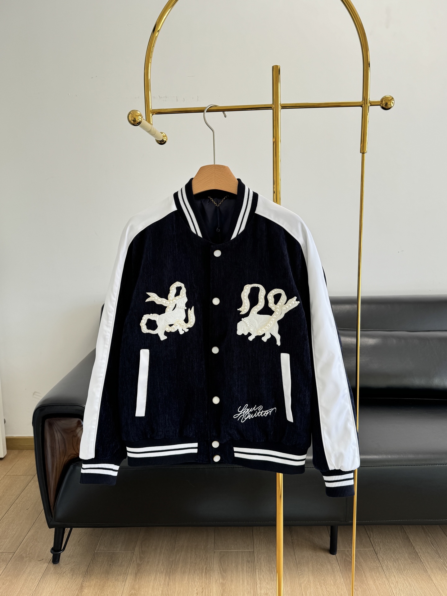 NO:314914,——LV Early Spring New Pearl Contrast Color Stitching Jacket Snake Year Limited Edition Monogram Flower Dragon Printed Embroidery Clean Color Effect Jacquard Lining   Back Heavy Industry Silk Embroidery Pattern and Embroidery Highly Fusion Super Heavy Industry, using cotton!  It is crisp and stylish, bringing a neat look. The inner part is supplemented with soft and skin-friendly cotton, which is close to the body and comfortable, with good breathability, and can keep the skin free and dry at all times. The wearing experience achieves a balance between comfort and beauty, and gives the jacket a durable quality. The limited embroidery of the Year of the Snake is super exquisite, and it will not be outdated and exaggerated, and it will increase the overall texture of the baseball uniform and fully expand!  The visual impact is strong and yet high-end. Whether it is a casual style with jeans or a short skirt that highlights personality, it can be easily controlled and allows you to stand out from the crowd. The number of yards is s-xxl,,louis vuitton, skirts, jeans, jackets & coats, jackets & coats, alexander wang19860909——lv 早春新款 珍珠撞色拼接夹克外套 蛇年限定款Monogram Flower Dragon 印花刺绣净色效果提花内衬 后背重工丝绸刺绣图案和刺绣高度融合超级重工, 采用棉！挺括有型,带来利落的穿着观感.内里辅以柔软亲肤的棉料,贴身舒适,透气性佳,能让肌肤时刻保持自在干爽.穿着体验上实现了舒适与美观的平衡,更赋予夹克经久耐穿的品质. 蛇年限定的刺绣超级精致 不会过时浮夸同时增加棒球服的整体质感 拉满！视觉冲击强烈又不失高级感.无论是搭配牛仔裤打造休闲范,还是配短裙突显个性,都能轻松驾驭,让你在人群中脱颖而出. 码数s-xxl,,louis vuitton,skirts,jeans,jackets & coats,jackets & coats,alexander wang,Women's clothing