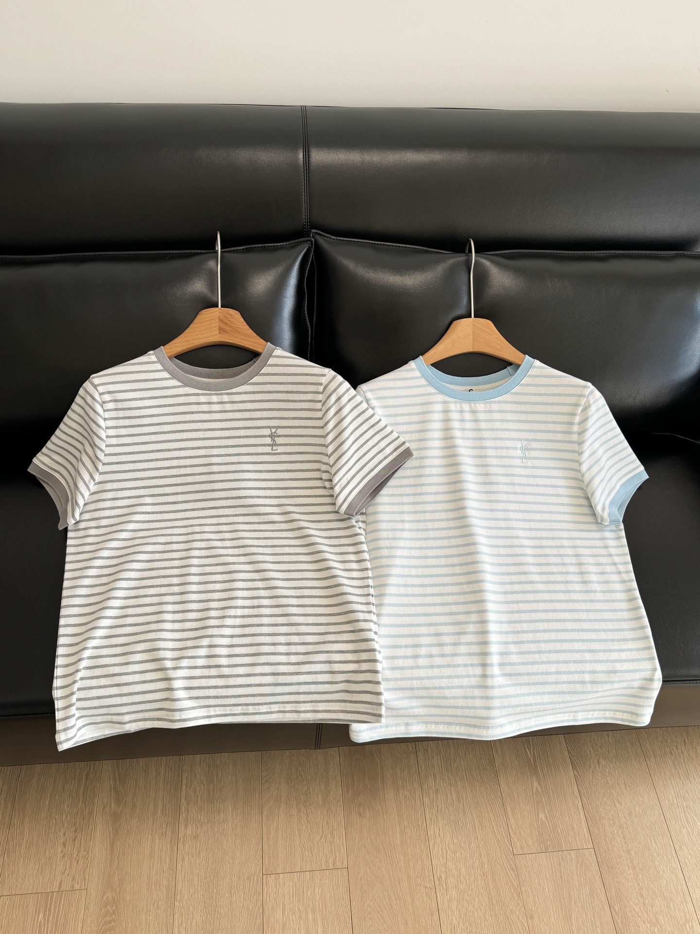 NO:314923,Simple round neck design to modify the neck lines. Two colors, light gray and stable, light blue and fresh, suitable for different styles. The stripes are staggered and arranged to add a sense of layering. Selected soft fabrics, skin-friendly and breathable, comfortable and comfortable to wear. They are super suitable for daily matching with jeans and short skirts, which can easily create a casual atmosphere.,,skirts,jeans,alexander wang19860909简约圆领设计,修饰颈部线条.两种配色,浅灰沉稳,淡蓝清新,适配不同风格.条纹错落有致,增添层次感.精选柔软面料,亲肤透气,穿着舒适自在,日常搭配牛仔裤、短裙都超合适,轻松打造休闲氛围感.,,skirts,jeans,alexander wang,Women's clothing