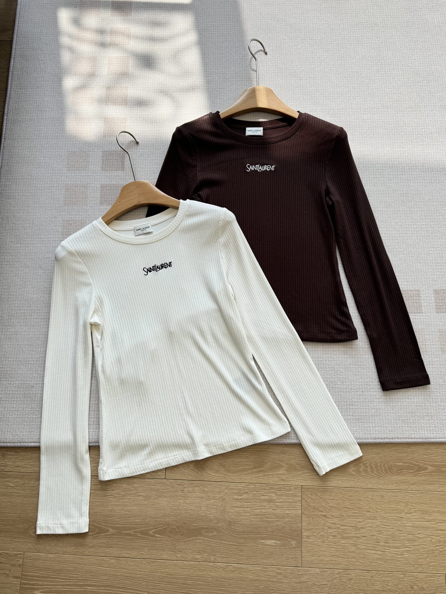 NO:314915,The logo embroidery on the chest~ the upper body is very shaped and slimming!  It has great elasticity, good extension and elasticity. It makes you look slim and waist-shaped, and you can wear an S-shaped curve. It is beautiful to match it with pants or skirts at will!  ,,skirts,alexander wang19860909胸前logo刺绣点缀～上身又非常塑形显瘦！弹力大,延伸性和回弹性度很好 显瘦显腰,穿出S形曲线～随意搭配个裤子或者裙子都是敲美腻！,,skirts,alexander wang,Women's clothing