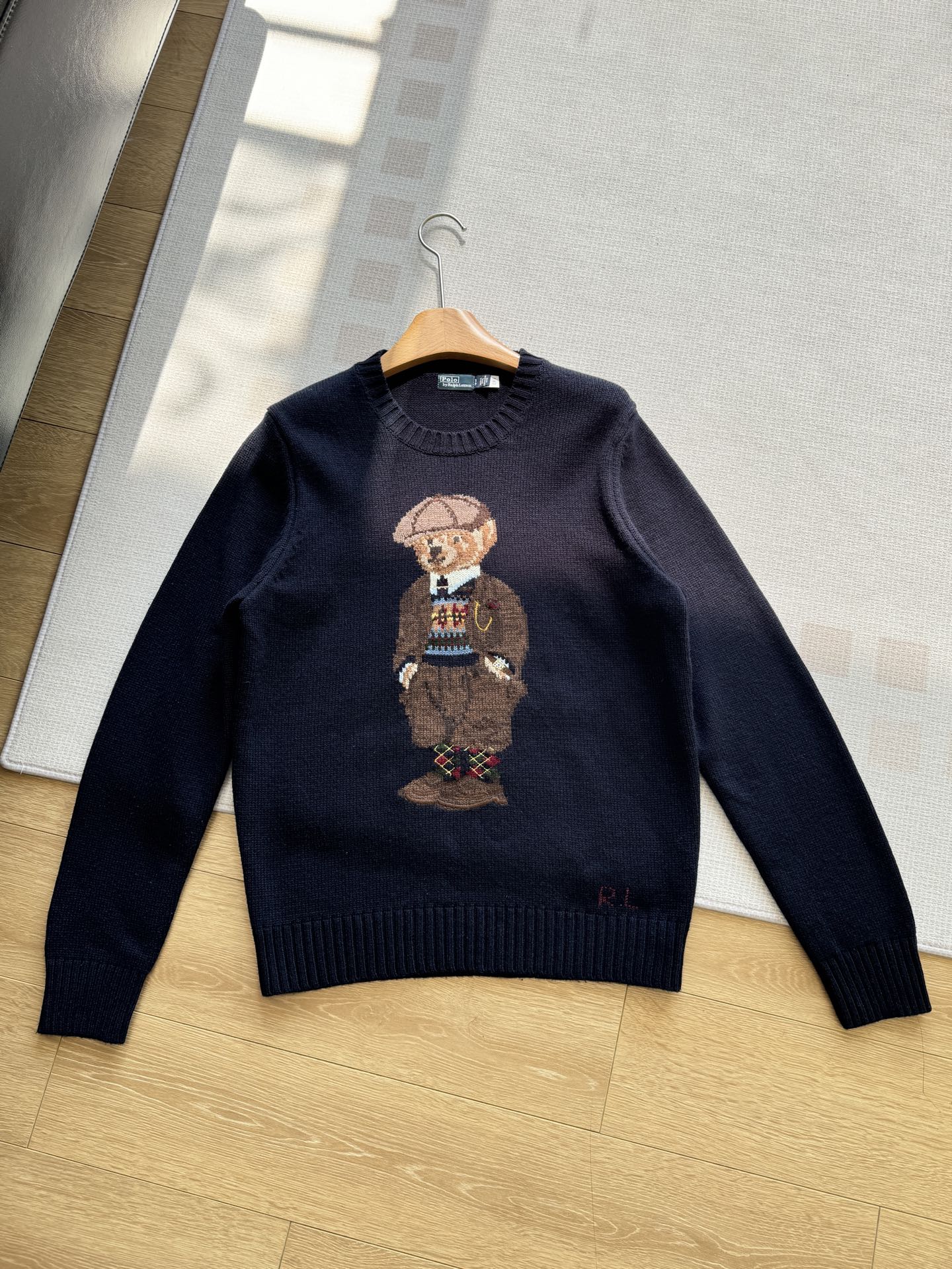 NO:314912,Bear pattern, wearing retro clothes, seems to come from the old days, full of details and full of fun. Whether it is casual with jeans or elegant skirts, it can be easily adapted, allowing you to feel fashionable in autumn and winter.,,,skirts,jeans,alexander wang19860909小熊图案,身着复古服饰,仿佛从旧时光中走来,细节满满,趣味十足.无论是搭配牛仔裤的休闲,还是半身裙的优雅,都能轻松适配,让你在秋冬季节也能时尚感满满.,,skirts,jeans,alexander wang,Women's clothing