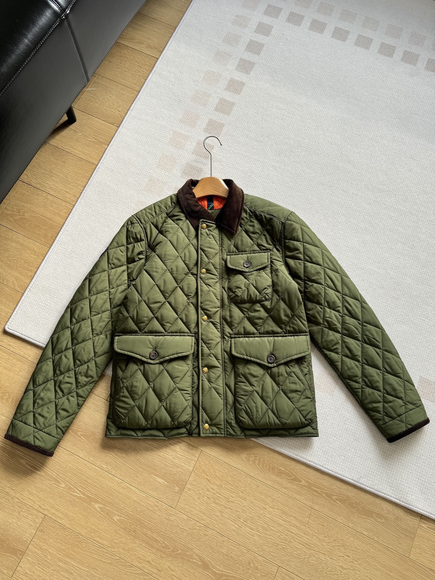 NO:315683,Diamond quilting is exquisite and has a full texture. The plush details at the neckline are warm and add a retro charm. The multi-pocket design is practical and layered. Whether it is a casual gentleman style with a turtleneck sweater or a business casual shirt, it can be easily controlled. It is a must-have item to enhance the style of winter.,,sweaters,shirts,alexander wang19860909菱格绗缝工艺精湛,质感十足.领口处的毛绒细节,温暖又增添复古韵味.多口袋设计实用且具层次感,无论是搭配高领毛衣打造休闲绅士风,还是内搭衬衫塑造商务休闲感,都能轻松驾驭,是提升冬日造型格调的必备单品.,,sweaters,shirts,alexander wang,Women's clothing