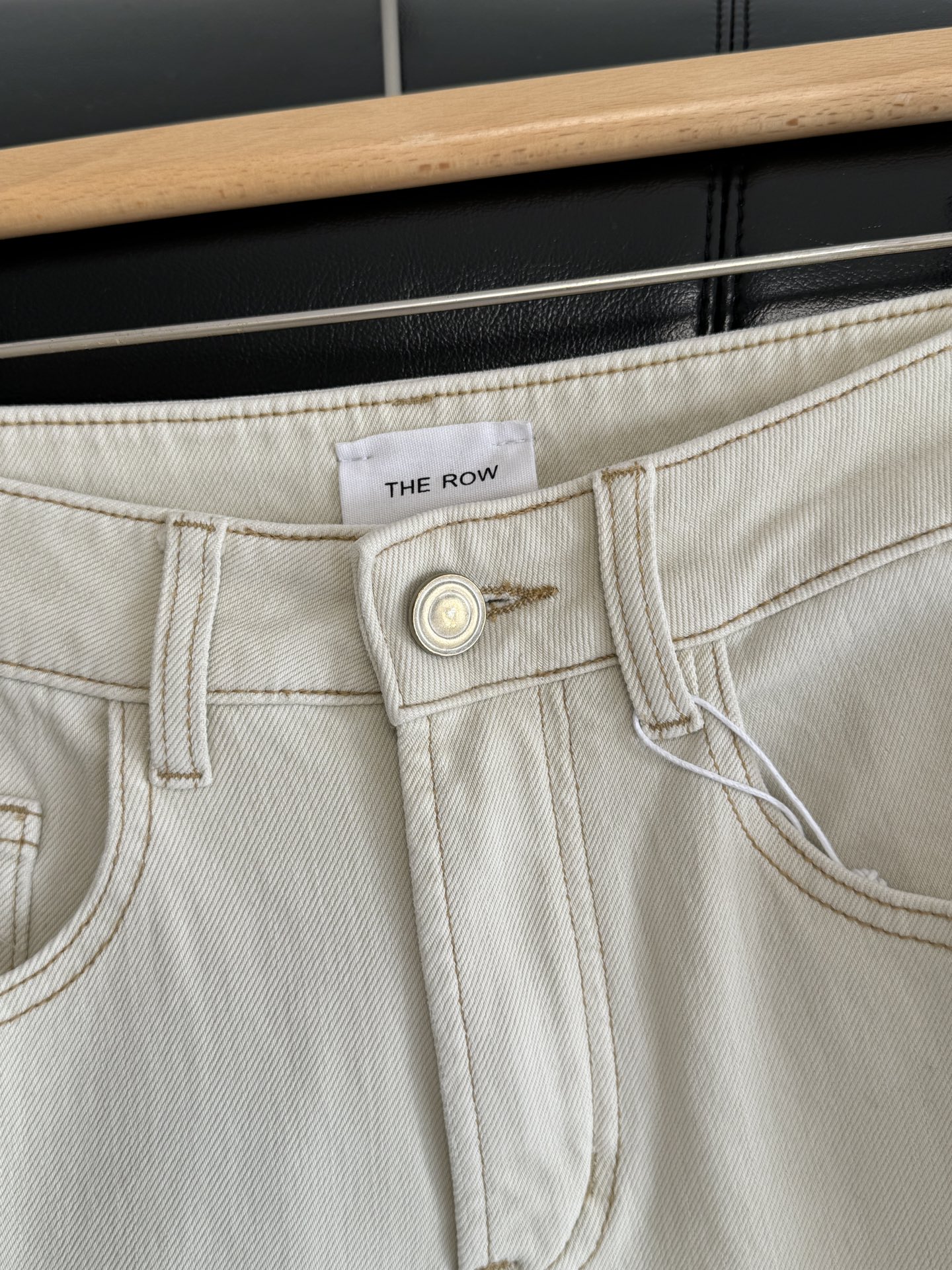 NO:315673,The soul of long velvet cotton denim fabric is made of top denim materials. It comes from the ancient denim factory in Serge. It has a history of more than 70 years. It is generally used in high-end clothing. High-strength cotton yarn. It has a long sunshine time and high strength. The finished product has strong quality stability. It is not easy to loosen and deform after washing for many years. The quality of the washing water is high-quality. The gram weight is as high as 13 oz after washing. During the production process, high-end environmentally friendly plant dyeing process and biodegradable plant sizing agent are used. After multiple exclusive back-processing processes, it is safe, environmentally friendly, and has a delicate touch. The upper body is skin-friendly and breathable. The fabric product has obtained two fabric certifications. Global Recycled Standard (GRS) and Recycled Claim Standard (RCS), which presents a three-dimensional visual effect on the fabric after washing.  Each high-end garment produced by this fabric is equipped with a Serge fabric paper card!  ,alexander wang19860909采用顶级牛仔原料 长绒棉裤子的灵魂之长绒棉牛仔面料 来自士耳其古老的牛仔布厂, 至今已有70多年历史,一般用于高端成衣 高支长绒棉纱线 日照时间长,强度高,所制成品品质稳定性强,洗穿多年也不易松垮变型,洗水质感品相高级 触感棉糯 水洗后克重高达13盎司. 制作过程中采用高端环保植物染色工艺和可生物降解植物上浆剂,经多道专属后整工艺,安全环保健康,手感细腻,上身亲肤透气舒适. 该面料产品同时获得两项面料认证Global Recycled Standard (GRS)与 Recycled Claim Standard (RCS),水洗后呈现立体的布面视觉效果. 每件该面料生产的高级成衣都配有士耳其面料纸卡 ！,,alexander wang,Women's clothing