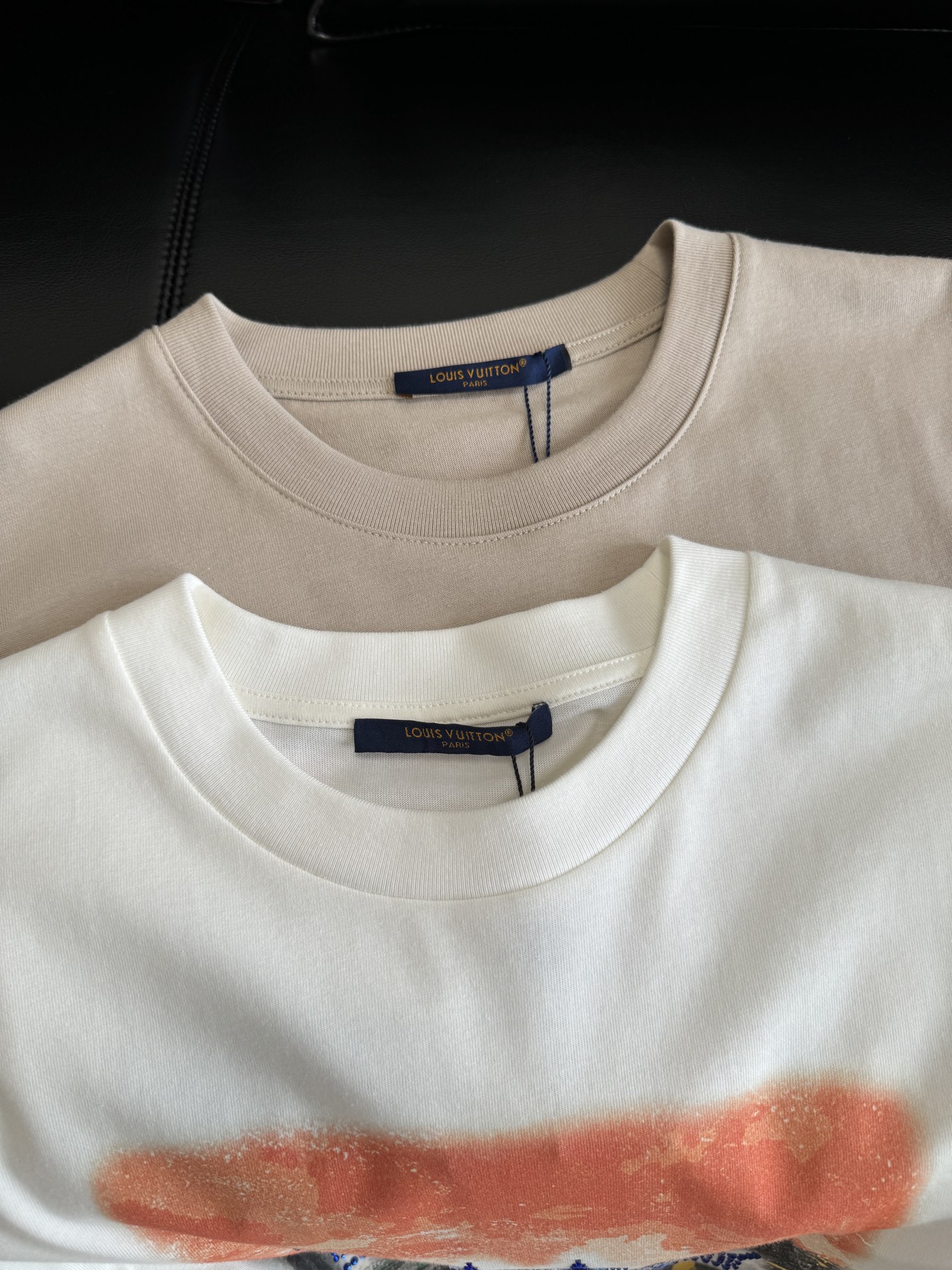 NO:315688,230g long leash cotton fabric, same as traditional 1v fabric. This model keeps the previous fabric weight while increasing the smoothness of the clothes. The cotton feel is clear, soft and skin-friendly, breathable, comfortable and comfortable…,,alexander wang19860909支230克长绒棉面料 相同于传统的1v面料 这款保持以往面料克重的同时增加了衣服的柔顺度 棉絮感清晰 柔软亲肤 透气性绝无仅有 舒适惬意…,,alexander wang,Women's clothing