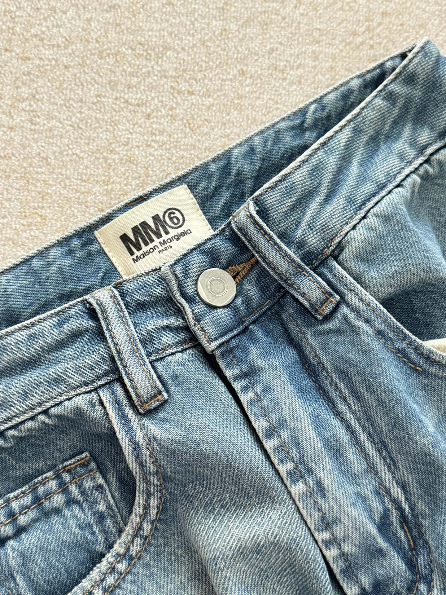 NO:315687,It uses Turkish elastic-free denim fabric, heavy industry nostalgic washing denim, and is matched with two whisker craftsmanship at the corners of the pocket. The knee folds the pants more three-dimensional, and the yellowish-like washing water has a high-end tone. The Turkish denim adds Tensel, which is thin, soft and soft in summer, with support, breathable, comfortable and easy to wear!  ,alexander wang19860909采用土耳其无弹牛仔面料,重工怀旧水洗牛仔,搭配口袋角边两处猫须工艺. 膝盖内弯折叠让裤型更立体,偏黄做旧洗水调性高级,土耳其牛仔增加了天丝莱塞尔,夏季薄软柔软带支撑,透气舒服好穿拉！,,alexander wang,Women's clothing