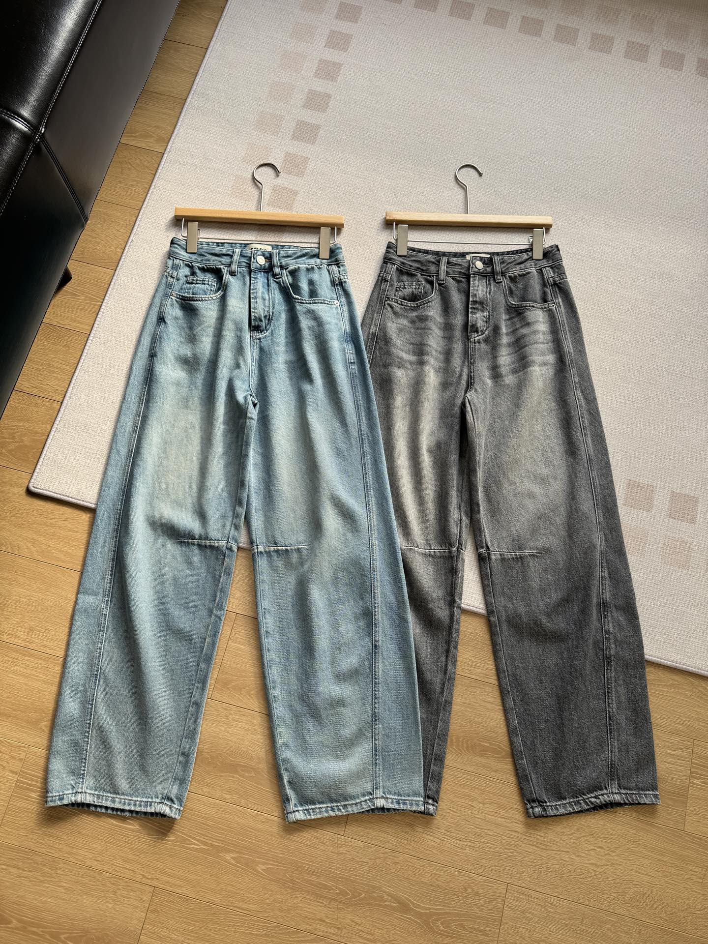 NO:315684,The three-dimensional folding technology injects a unique fashion style into ordinary jeans. The high waist to the navel is high, and the model's head and body ratio is visually created in the design, so that amateurs can also have long legs when wearing pairs of pants. The trousers are 100 cm long and the legs are visually extended. A perfect hit, jeans, alexander wang19860909立体折叠工艺为普通牛仔裤注入个性十足的时尚范儿 高腰到肚脐,在设计上人为创造视觉上模特头身比例,让素人穿对裤子也拥有大长腿 裤长100厘米,视觉拉长腿部线条 妥妥的爆款无疑,,jeans,alexander wang,Women's clothing