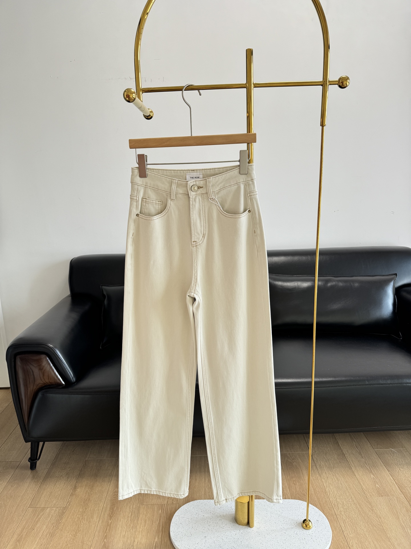 NO:315696,——the row, wide-leg regular jeans, very elegant and high-end milky apricot color, dirt-resistant and noble warm tones, high waist to the navel, loose hips and legs, the trouser legs are about 6 to 10 cm larger than the human legs, and their strength interprets the fairy-like goddess pants shape that people shake in their pants!  It is recommended to be a must-in at 160 or above. It can wear a long and long legs of 170. It is loose and non-elastic. It is soft and glutinous. The knees are not easy to bulge. The waist is high to the navel. The trousers are loose and cool. It looks slim and fashionable. Many celebrities check in. It is gentle and elegant. It uses top denim raw materials. The soul of long velvet cotton trousers. It comes from the ancient denim factory in Serge. It has a history of more than 70 years. It is generally used in high-end ready-to-wear. High-strength cotton yarn. The sunlight is long and the strength is high. The finished product has a strong quality stability. It is not easy to loosen and deform after washing for many years. The quality of the washing water is high. The glutinous cotton trousers is glutinous. After washing, the weight is as high as 13 oz.  During the production process, high-end environmentally friendly plant dyeing technology and biodegradable plant sizing agent are used. Through multiple exclusive back-processing processes, it is safe, environmentally friendly, and has a delicate feel. The upper body is skin-friendly and breathable. The fabric product has obtained two fabric certifications, Global Recycled Standard (GRS) and Recycled Claim Standard (RCS), and after washing, it presents a three-dimensional visual effect on the cloth. Each high-end garment produced by this fabric is equipped with a Serge fabric paper card!  Turkey long velvet cotton is known as white gold Turkey long velvet cotton is a rare product among cotton. Every finished pants produced in the Turkish series is equipped with 
