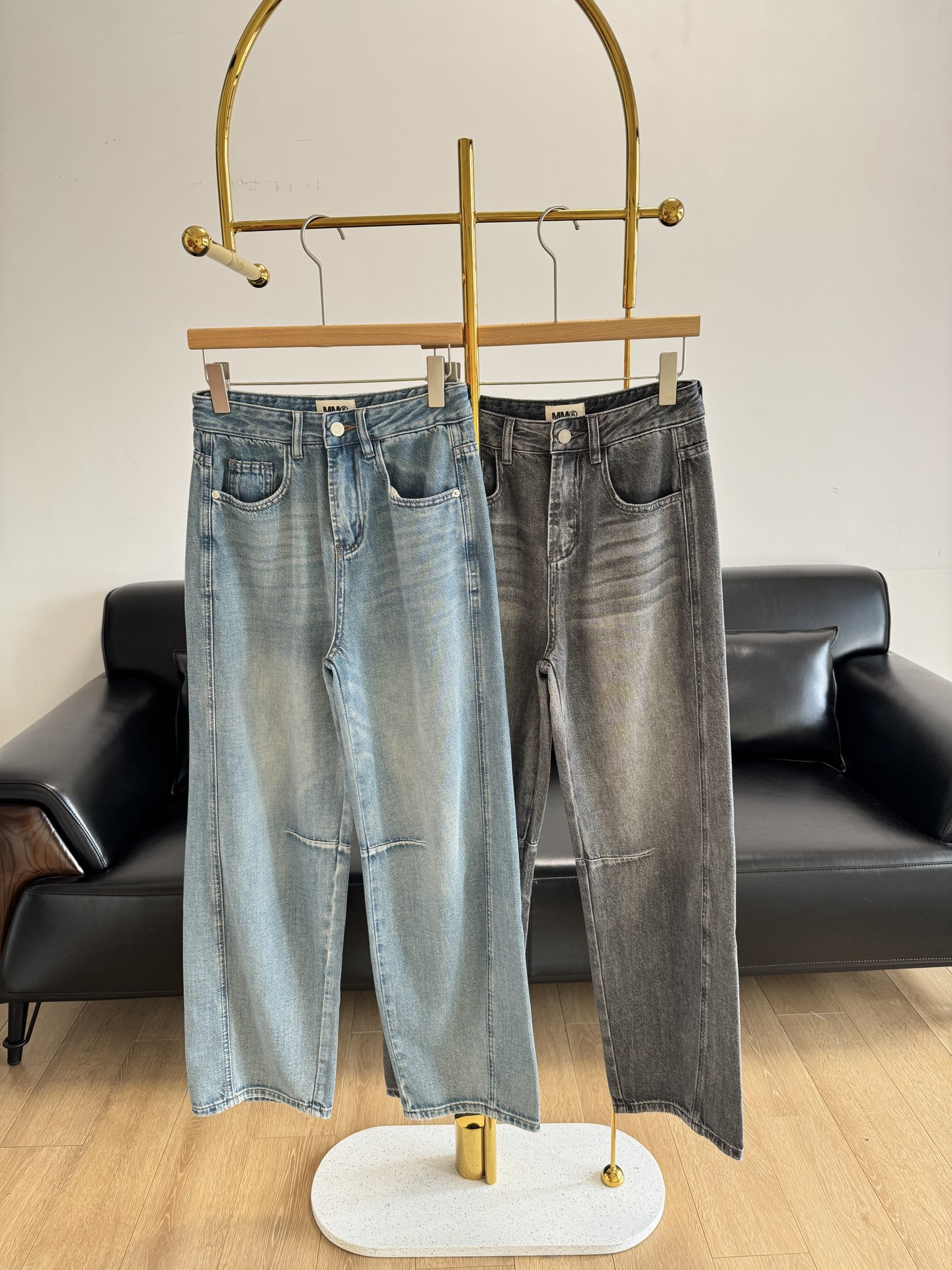 NO:315681,——Maison Margielammm6 folding knife straight jeans. Paired with a short top, everyone is invincible with nine-headed body and long legs. The one that must be collected with mm6 powder!  It uses Turkish elastic-free denim fabric, heavy industry nostalgic washing denim, and is matched with two whisker craftsmanship at the corners of the pocket. The knee folds the pants more three-dimensional, and the yellowish-like washing water has a high-end tone. The Turkish denim adds Tensel, which is thin, soft and soft in summer, with support, breathable, comfortable and easy to wear!  A good denim is to be durable and comfortable!  Promising that it will not be deformed within 5 years. This design feel is loved by all trendy people. A particularly retro and high-end Vintage~ As long as you match this pair of jeans, the whole LOOK is very fashionable. American denim enthusiasts recommend the three-dimensional folding process injects a unique fashion style into ordinary jeans. The high waist to the navel, artificially creates visually the model's head and body proportions, allowing amateurs to wear long legs when wearing pants. The trousers are 100 cm long and the legs are visually lengthened. This is a real hot product.  The soul of the pants is from the ancient denim factory of Serge. It has a history of more than 70 years. It is generally used for high-end garments, high-strength long-length cotton yarns, long sunshine and high strength. The finished product has strong quality stability and is not easy to loosen and deform after washing for many years. The quality of the water is high-quality and tactile cotton glutinous after washing. The gram weight is as high as 13 oz. During the production process, high-end environmentally friendly plant dyeing process and biodegradable plant sizing agent are used. After multiple exclusive back-processing processes, it is safe, environmentally friendly, healthy, delicate, skin-friendly and breathable. The fabric product has obtained two fabric certifications at the same time. Global Recycled Standard (GRS) and RecycledClaimStandard (RCS), and after washing, it presents a three-dimensional visual effect on the cloth. Each high-end garment produced by this fabric is equipped with Serge fabric paper card  Turkey long velvet cotton is known as white gold. Turkey long velvet cotton is a treasure. Each finished pants in the Turkish series we produce is equipped with 