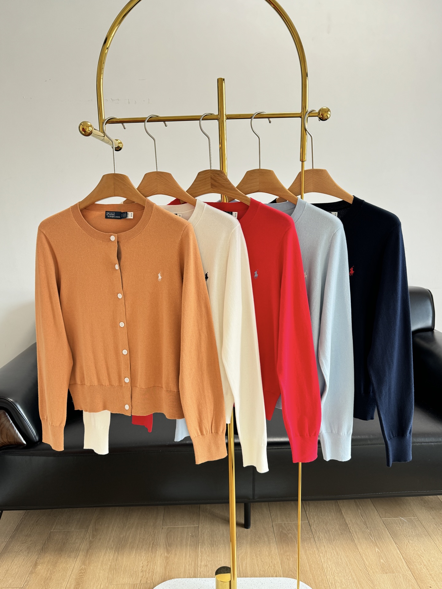 NO:315694,——Ralf Lauren logo embroidered five-color knitted cardigan. A knitted cardigan with high-quality cotton as the main fabric is selected to bring comfort experience with natural texture. The cotton fiber is soft and skin-friendly, with good breathability, allowing the skin to breathe freely, the bottom thread is closed, the clothing is neat, and the outline is clear. The single-breasted opening and closing design, the placket is made of double-layer knitted reinforcement, and it is matched with ultra-fine thread weaving, which has good stability and is not easy to deform!  The overall shape is a well-fitting tailoring!  Elegant and exquisite!  Very fashionable!  !  It can be easily controlled in casual or commuting scenarios. Code sml khaki red white light blue 5 colors, alexander wang19860909——拉夫劳伦 logo刺绣五色针织开衫 选优质棉作为主要面料的针织开衫,以天然质感带来舒适体验.棉纤维柔软亲肤,透气性佳,让肌肤自在呼吸, 底摆螺纹收边,衣形工整,版型轮廓清晰. 单排扣开合设计,门襟出双层针织加固,搭配超细螺纹织法,稳定性好,不易变形！ 整体是合身得体的剪裁廓形！优雅精致！很有时尚腔调！！无论是休闲还是通勤场景都能轻松驾驭. 码数sml 卡其 红色 白色 浅蓝色 藏蓝色5个色,,alexander wang,Women's clothing