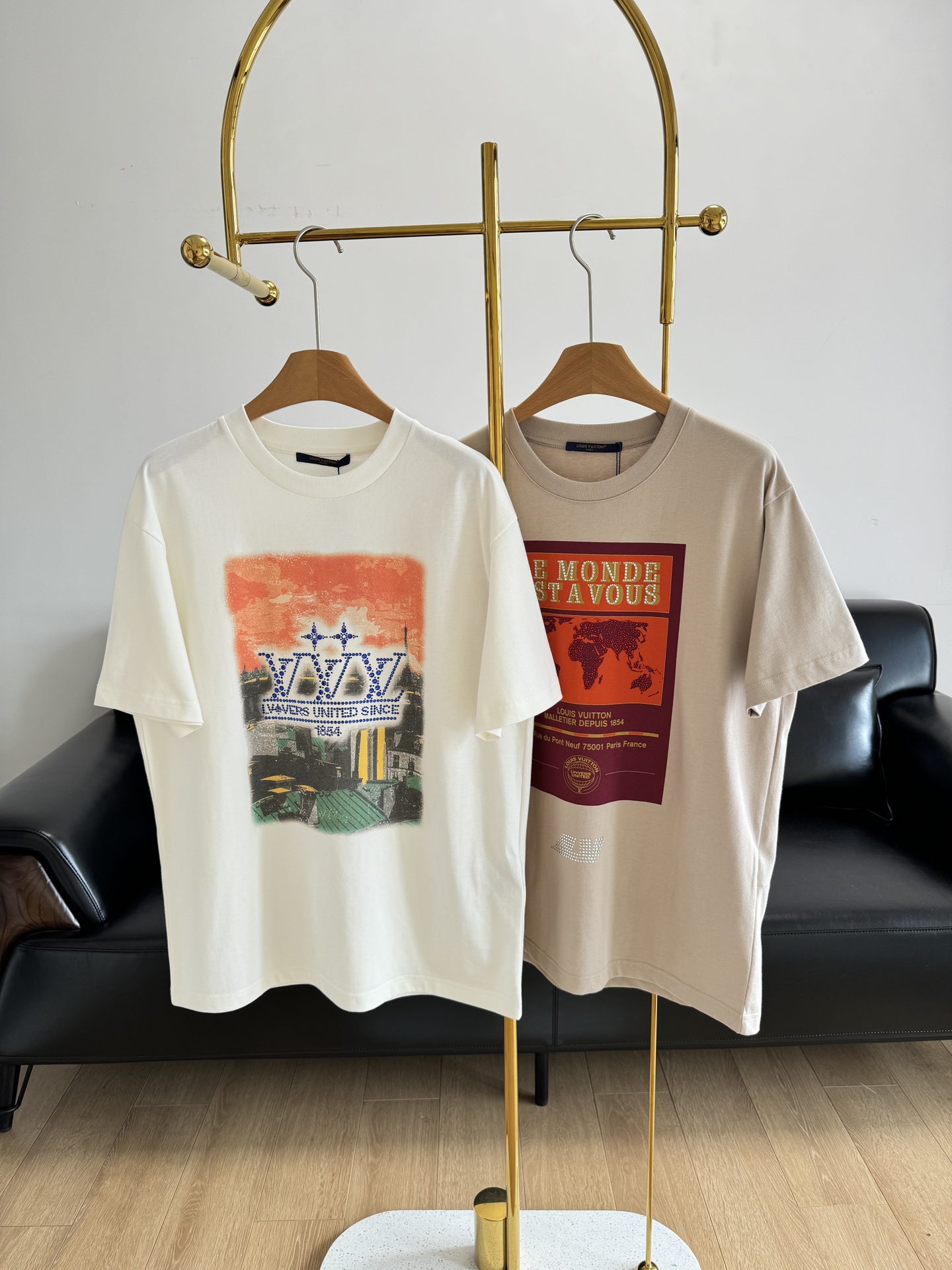 NO:315682,——LV 25 spring and summer style rhinestone printed T-shirt digital printing with full diamond technology can achieve such visual flashes. Walking on the street must be a turnaround rate!  Trust me, you will fall in love with it. The kind that cannot be extricated... 32 230g long cotton fabric, same as traditional 1v fabric. This model keeps the previous fabric weight while increasing the smoothness of the clothes. The cotton feel is clear, soft and skin-friendly, breathable, comfortable and comfortable... Digital printing with Swarovski diamonds has a natural luster. It is very shining when you cut 360 degrees!  !  The bright diamond is accurately positioned with laser, and is stamped in the fabric, which is not easy to fall off and keeps vitality forever!  !  The dual craftsmanship superposition presents more investment luxury. The color matching pattern reduces age and youthfulness. Three-dimensional and invincible with invincible dazzling luster. Combined with the base, it is warm and fashionable, and very textured!  And it has a strong three-dimensional feeling!  Whether it is the flashiness and brightness of the pattern or the firmness, it is a unique existence... The upper body shows a fashionable attitude, and it is easy to grasp the sense of fashion, and it is a dazzling choice for daily travel!  SML white khaki 2 models, louis vuitton,swarovski,tees,t-shirt,alexander wang19860909——LV 25春夏款 水钻印花T恤 数码印花搭配满钻工艺才有这样的视觉闪度 走在街头必须是回头率！相信我 上手你就会爱上它 不可自拔的那种.... 32支230克长绒棉面料 相同于传统的1v面料 这款保持以往面料克重的同时增加了衣服的柔顺度 棉絮感清晰 柔软亲肤 透气性绝无仅有 舒适惬意… 数码印花配合施华洛世奇烫钻 带有天然的光泽 配合极好的切360度看去都非常闪耀！！亮钻采用镭射精准定位 烫印于面料之中 不易脱落 永葆生机！！ 双重工艺叠加更呈现投入的奢华 配色 图案 减龄青春 立体无敌 带有无敌耀眼光泽 与基底配合 温润又洋气 非常有质感！而且立体感很强！无论是图案的闪度亮度还是牢固度都是独一档的存在…,上身尽显潮流态度,轻松拿捏时尚感,日常出街的亮眼选择！ 码数sml 白色 卡其2个款,,louis vuitton,swarovski,tees，t-shirt,alexander wang,Women's clothing