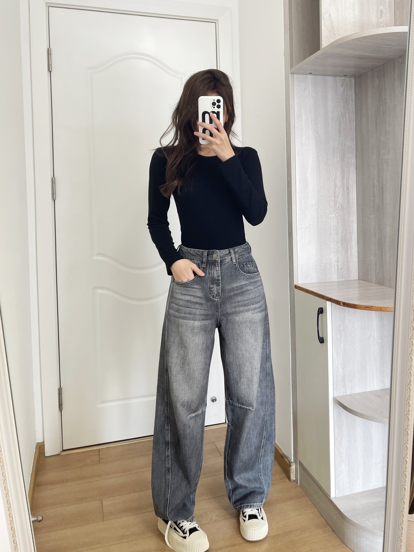 NO:315693,Model 166 98 wear size M and waist circumference is slightly looser. You can wear it with a belt. My waist circumference is 68. Take a photo according to the waist circumference, alexander wang19860909模特 166 98穿M码腰围微宽松一点 系个皮带就可以穿 我腰围68 按照腰围去拍,,alexander wang,Women's clothing