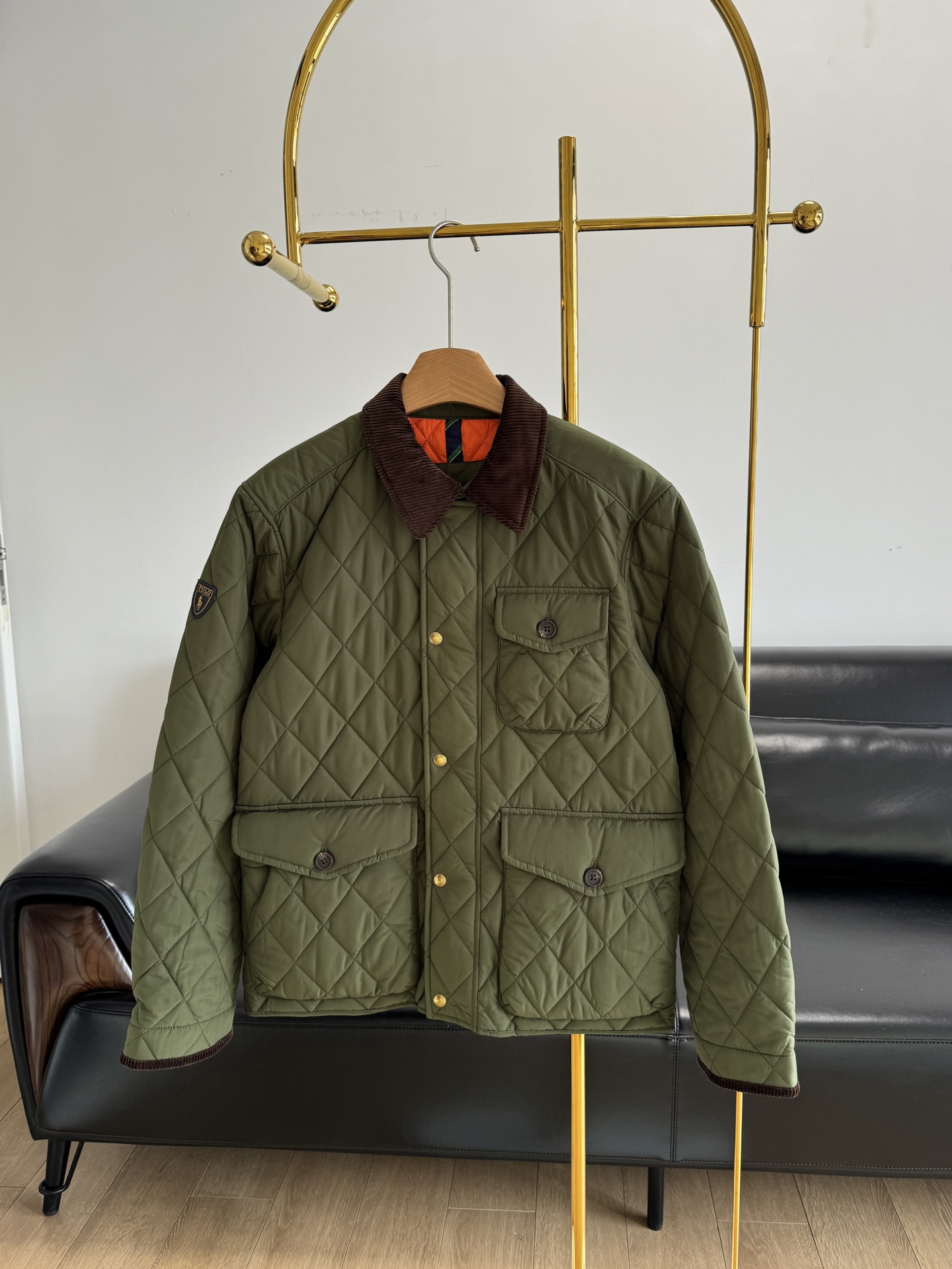 NO:315680,——Ralph Lauren/Ralph Lauren men's diamond-shaped jacket. New retro old-fashioned cotton jacket in autumn and winter! The collar/cuffs are spliced ​​with corduroy fabric, which is more comfortable and sturdy and wear-resistant!  Simple and generous loose style, wide and comfortable to hide the flesh and make you look slim~ It uses 100 polyester fabric, which is wear-resistant and wrinkle-resistant and has excellent wind resistance, which will protect you from the invasion of cold wind and bring warm protection. At the same time, the easy-to-maintenance characteristics of polyester fiber keep the clothes firm and stylish at all times, with exquisite diamond quilting craftsmanship and full texture. The plush details at the neckline are warm and add a retro charm. The multi-pocket design is practical and layered. Whether it is a casual gentleman style with a turtleneck sweater or a business casual shirt to create a sense of business, it can be easily controlled. It is a must-have item to enhance the style of winter style. Size-digit s-xl,,loro piano,jackets & coats,jackets & coats,sweaters,shirts,alexander wang19860909——Ralph Lauren/拉夫劳伦男装菱格纹夹克外套 秋冬新款复古老钱风棉服! 领口/袖口都拼接灯芯绒面料,更舒适,结实耐磨！简洁大方的宽松版型,挺阔舒适藏肉显瘦～ 采用100聚酯纤维的面料,耐磨抗皱,防风性出色,为你抵御寒风侵袭,带来温暖守护.同时,聚酯纤维易打理的特性,让衣物时刻保持挺括有型, 菱格绗缝工艺精湛,质感十足.领口处的毛绒细节,温暖又增添复古韵味.多口袋设计实用且具层次感,无论是搭配高领毛衣打造休闲绅士风,还是内搭衬衫塑造商务休闲感,都能轻松驾驭,是提升冬日造型格调的必备单品. 码数s-xl,,loro piana,jackets & coats,jackets & coats,sweaters,shirts,alexander wang,Women's clothing