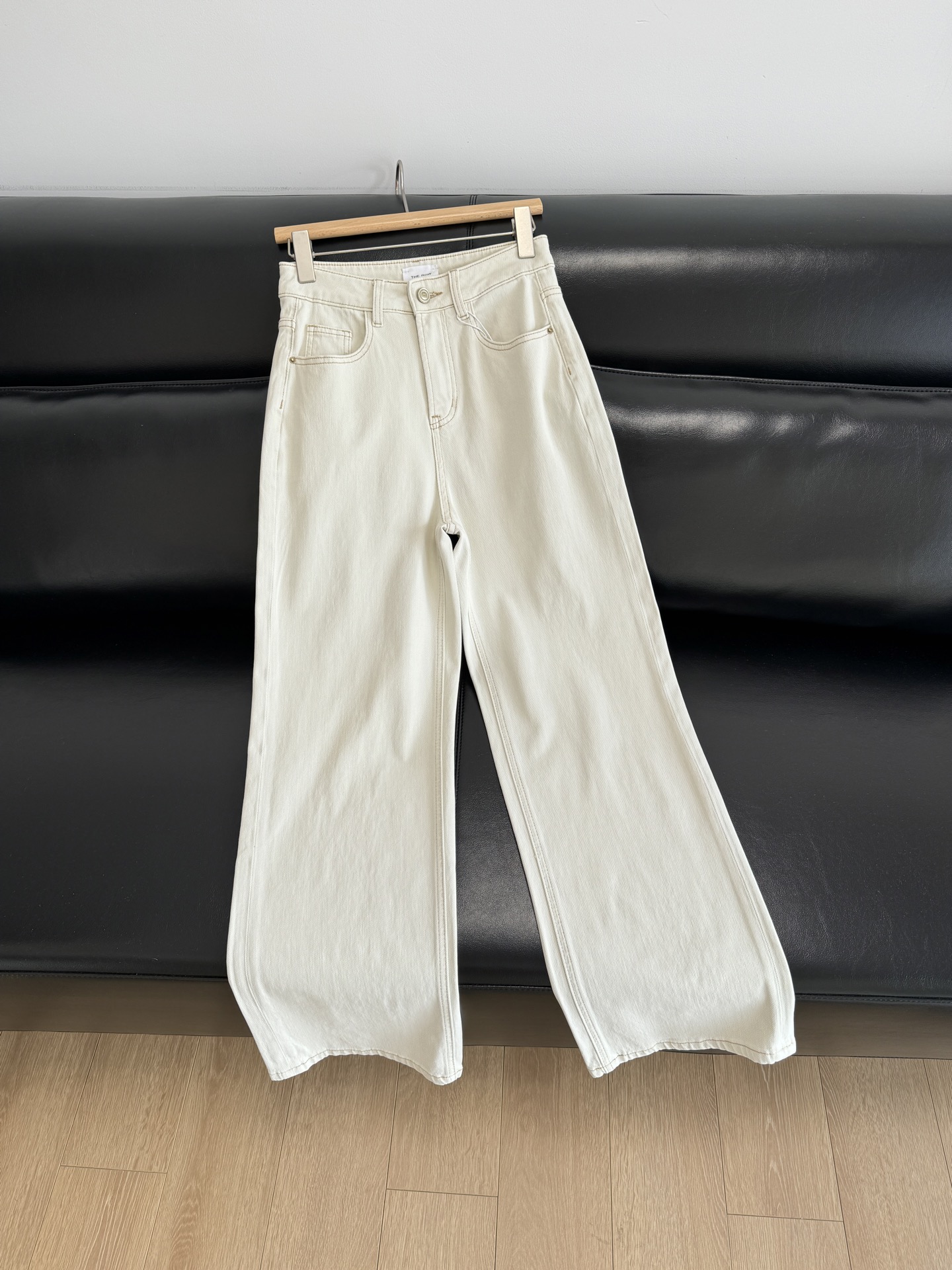 NO:315670,Very elegant and high-end milk apricot color, dirt-resistant and noble warm tones, high waist to the navel, loose hips and legs, the trouser legs are about 6 to 10 cm larger than the legs, and their strength interprets the fairy-like goddess trouser shape that makes people sway in their pants!  It is recommended to be a must-in at 160 or above. It can wear a visual proportion of legs with a length of 170, alexander wang19860909很优雅高级的奶杏色 耐脏又贵气的暖色调 高腰到肚脐,臀部和腿部都很宽松设计,裤管约比人腿大6到10厘米,实力诠释人在裤中晃的仙气女神裤型！ 建议160身高以上必入哦 能穿出170的腿长视觉比例哦,,alexander wang,Women's clothing