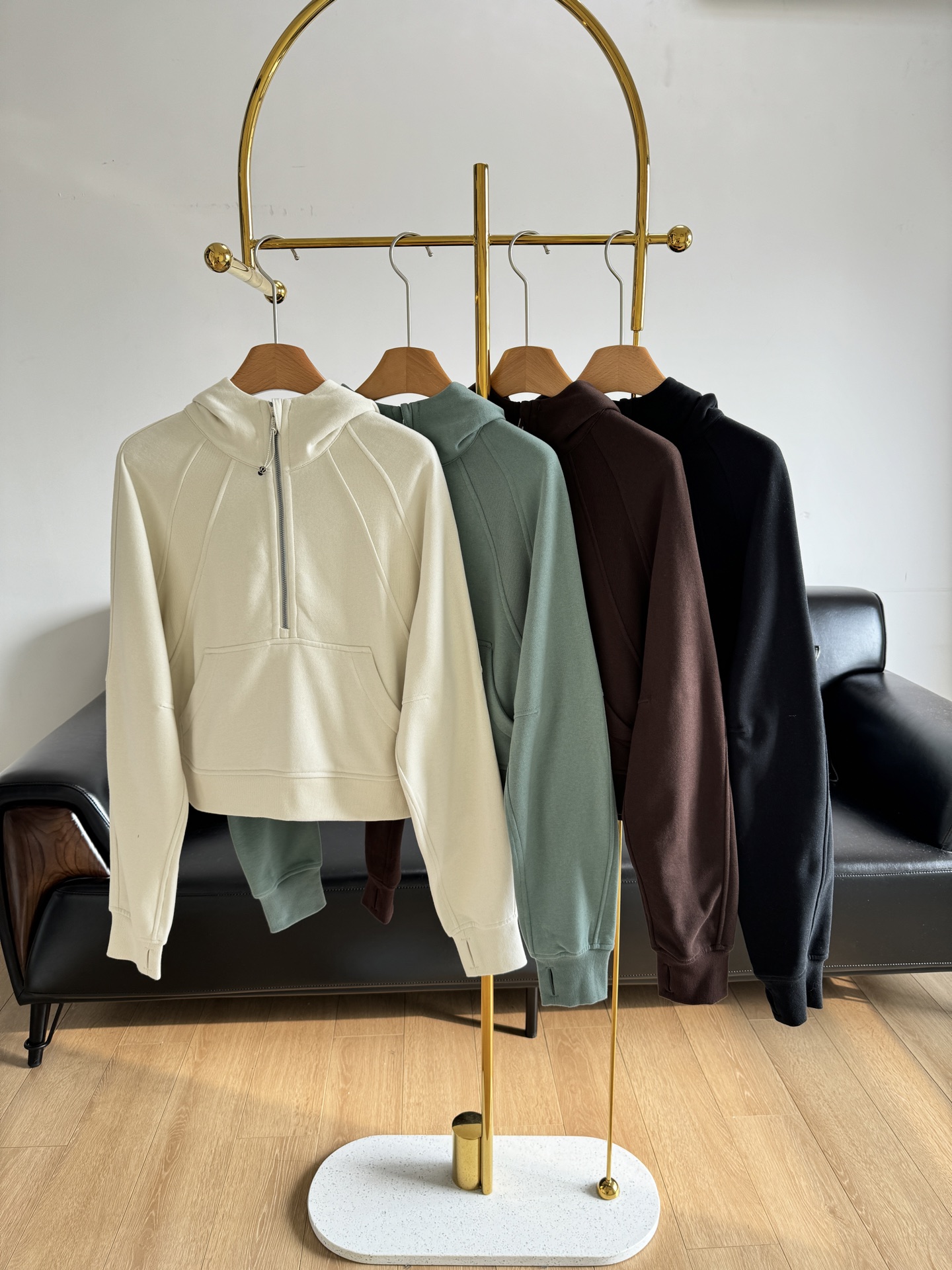 NO:316247,——Lulu Lulu Fleece Hooded Sweatshirt has a great slimming effect. The upper body highlights a good figure. It looks good no matter how you wear it. You will regret it if you miss it. You can wear it alone or as a jacket. You can grasp the pure desire. Whoever wears it will look slimming. I really want to recommend this jacket!  It uses 70 cotton 30 polyester fiber, fleece-furry fabric, soft and comfortable feel in autumn, just one piece!  The inner part is customized with the same color velvet without any color difference!  The material for 280gsm is quite thick. It is not the thin layer of inferior suede on the market with color difference. It is dense and tight. The texture of the things is really good. The original flavor you can understand as soon as you touch it. The short upper body is super proportional. It is really a 