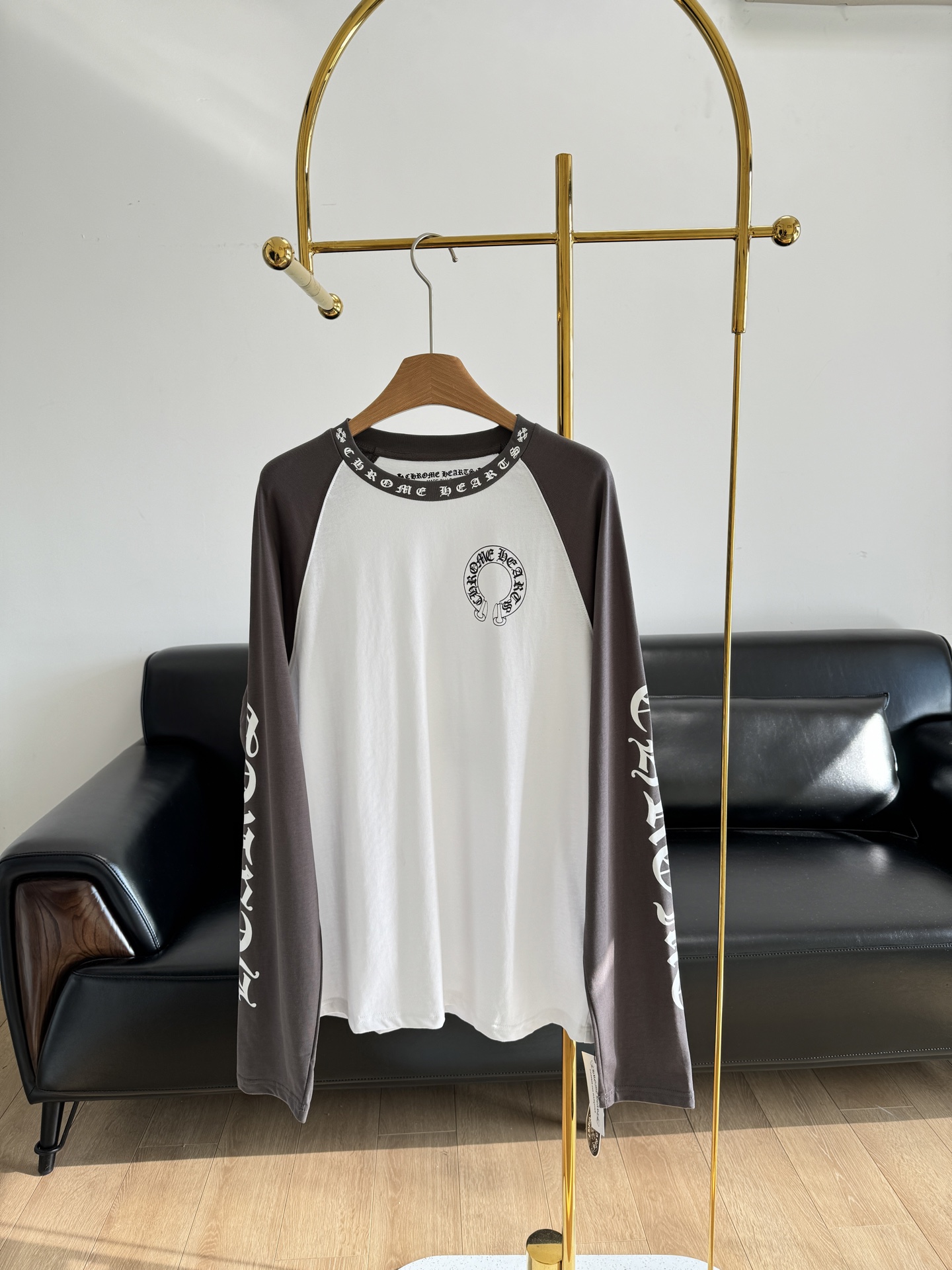 NO:316221,——CH Croxin printed long sleeves, the color is also very impressive. The high-end gray series, the ragdoll sleeves will not be monotonous even if you wear them alone. Paired with shorts is a missing out on the lower body!  The pattern on the back is also very good!  Very practical one!  It is made of 92 cotton 8 elastic fiber blend fabric. It is particularly soft and comfortable to wear~ Front and back sleeves Sanskrit letter printing logo. Classic and fashionable style. Single wear base has a high-end feel!  You know, Crowxin is so fashionable, it doesn’t need any matching at all. It looks good with any pair of jeans or shorts. It’s easy to wear coolcool. When you go out, you can easily control it without makeup!  Count sml, chrome hearts, shorts, jeans, hats, alexander wang19860909——CH克罗心印花长袖 颜色也很戳我 高级的灰色系 插肩袖单穿也不会单调 搭配短裤就是下半身失踪穿搭啦！ 背部的图案也很好看！很实用的一件！ 采用92棉8弹性纤维混纺面料 穿起来特别柔软舒服的面料~ 前后幅以及两袖梵文字母印花logo 经典时髦的风格 单穿打底自带高级感！ 克罗心的好穿洋气你懂的 , 它根本不需要任何搭配 随意一条牛仔裤或者一条短裤都好看 很好穿 coolcool的 出门一个鸭舌帽 素颜也可以轻松驾驭！ 码数sml,,chrome hearts,shorts,jeans,hats,alexander wang,Women's clothing