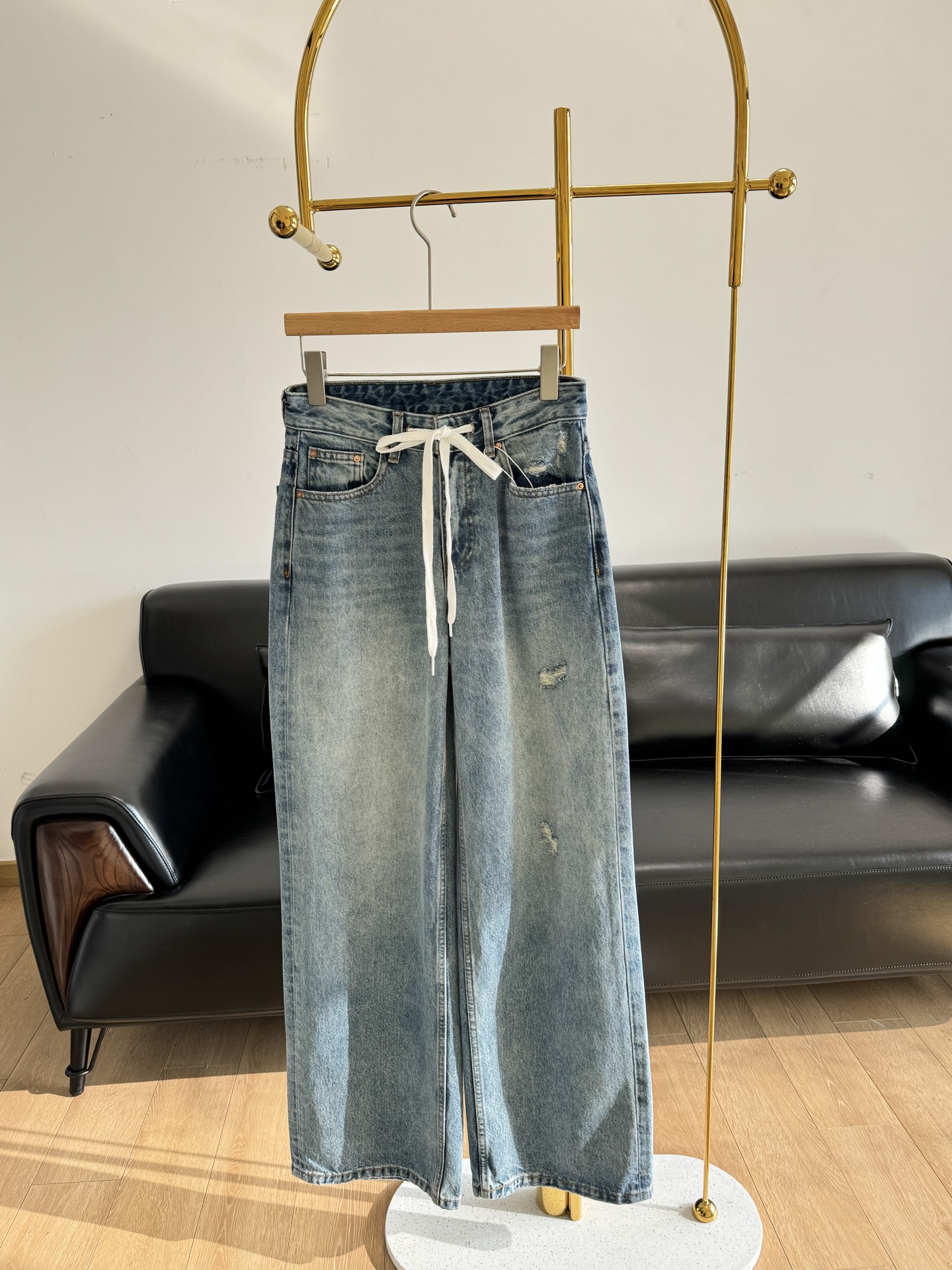 NO:316228,——MM6 straight drawstring regular jeans with high quality cotton!  Thick and very weighty. The upper body is crisp and stylish, and it can easily create an outstanding aura. The retro light blue tone is paired with the right ripped design, fashionable and personalized. The back waist leather brand design is straight-tuned and slimming. The upper body is fashionable and high-end. The loose gray style can often cover up the flesh!  The drawstring details at the waist add a casual and sexy feeling. You can also control the small one!  !  Match the upper body with various long sleeves!  Cardigans and shirts are all very outstanding!  Slimming style!  The upper body is loose and advanced!  Whether paired with a simple T-shirt or a personalized shirt, you can interpret your unique fashion attitude. Number 25-30, masion margiela, jeans, shirts, tees, t-shirt, alexander wang19860909——MM6 直筒抽绳常规款牛仔裤 采用高品质棉！厚实且极具分量感.上身挺括有型,轻松打造出众气场. 复古的浅蓝色调,搭配恰到好处的破洞设计,时髦又个性.后腰皮牌设计直筒显瘦版型上身时髦又高级 宽松版型灰常能遮肉肉！ 腰部的抽绳细节,增添随性感.小个子也能驾驭！！ 上身搭配各种长袖！ 开衫衬衣都非常的出彩！ 显瘦版型！上身松弛又高级！无论是搭配简约T恤还是个性衬衫,都能演绎出独属于你的时尚态度. 码数25-30,,masion margiela,jeans,shirts,tees，t-shirt,alexander wang,Women's clothing