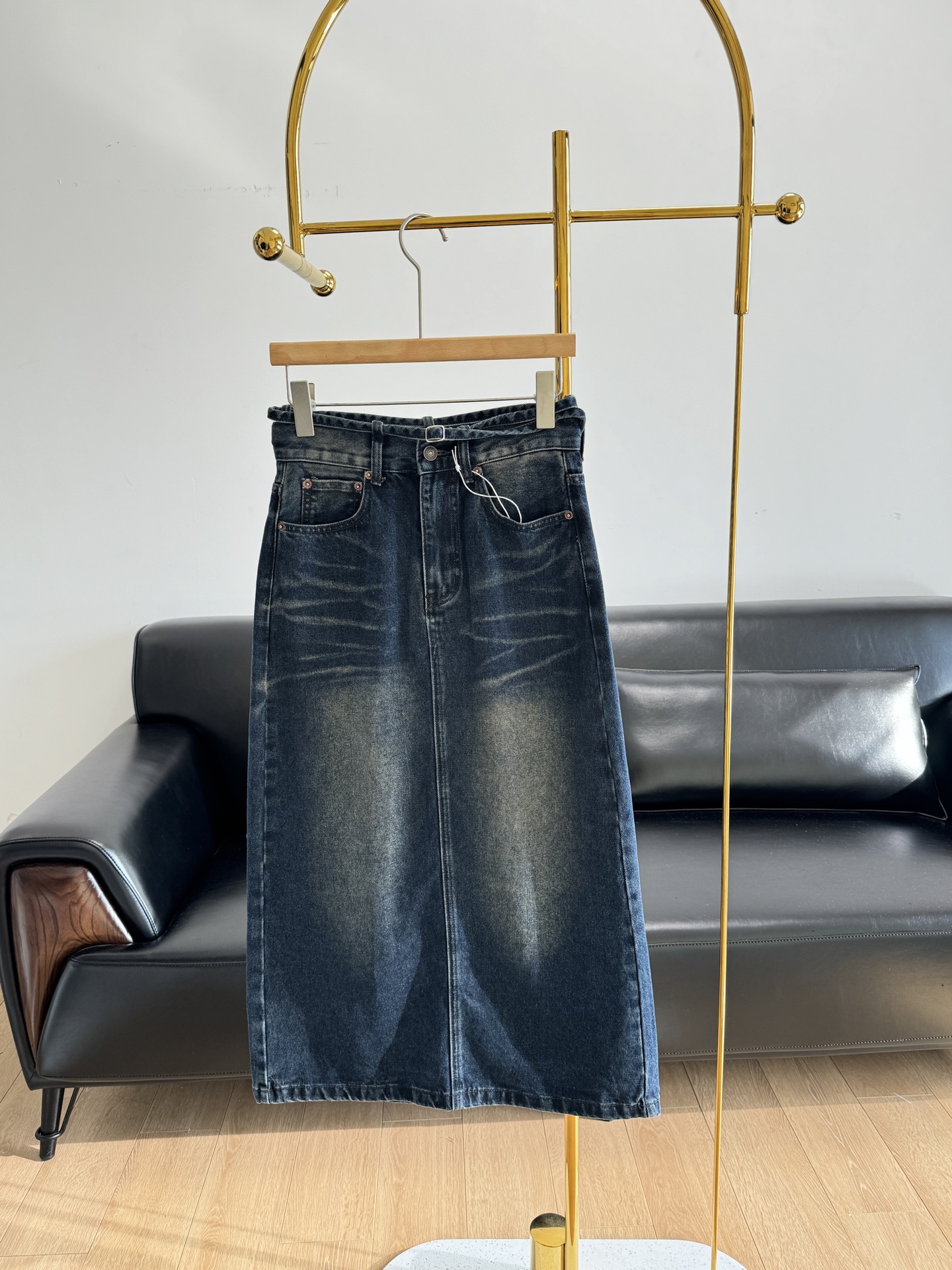 NO:316209,——Acne Studios Retro Belt Long Denim Skirt This skirt is more American retro street-style ~ The skirt is specially added with an old texture and washing combination to make it more retro!  It is made of denim cotton, and the upper body is very comfortable!  The texture is soft and breathable, comfortable to touch, has good breathability and moisture absorption, suitable for all seasons of wearing!  The skirt length is just right. People with upper body look taller and thinner!  The waist strap design is very design-looking. Unexpectedly, it shows off slightly sexy. It doesn't pick on people and looks very slim. Customized hardware accessories. Workmanship quality depends on details. SML, acne studios, dior, skirts, alexander wang19860909——Acne Studios 复古腰带长款牛仔半身裙 这款半裙是比较偏美式复古街头调调的～裙身特意加了做旧质感和水洗结合更有复古的味道！ 采用牛仔棉材质 上身舒适度挺高的！质地柔软实 吸汗透气,触感舒适,具有良好的透气性和吸湿性,适合四季穿着！ 裙长也是恰到好处的 上身显的人高显瘦！ 腰部绑带设计很有设计感 出其不意微露小性感 不挑人穿版型上身巨显瘦 定制五金配件 做工品质看细节 码数sml,,acne studios,dior,skirts,alexander wang,Women's clothing