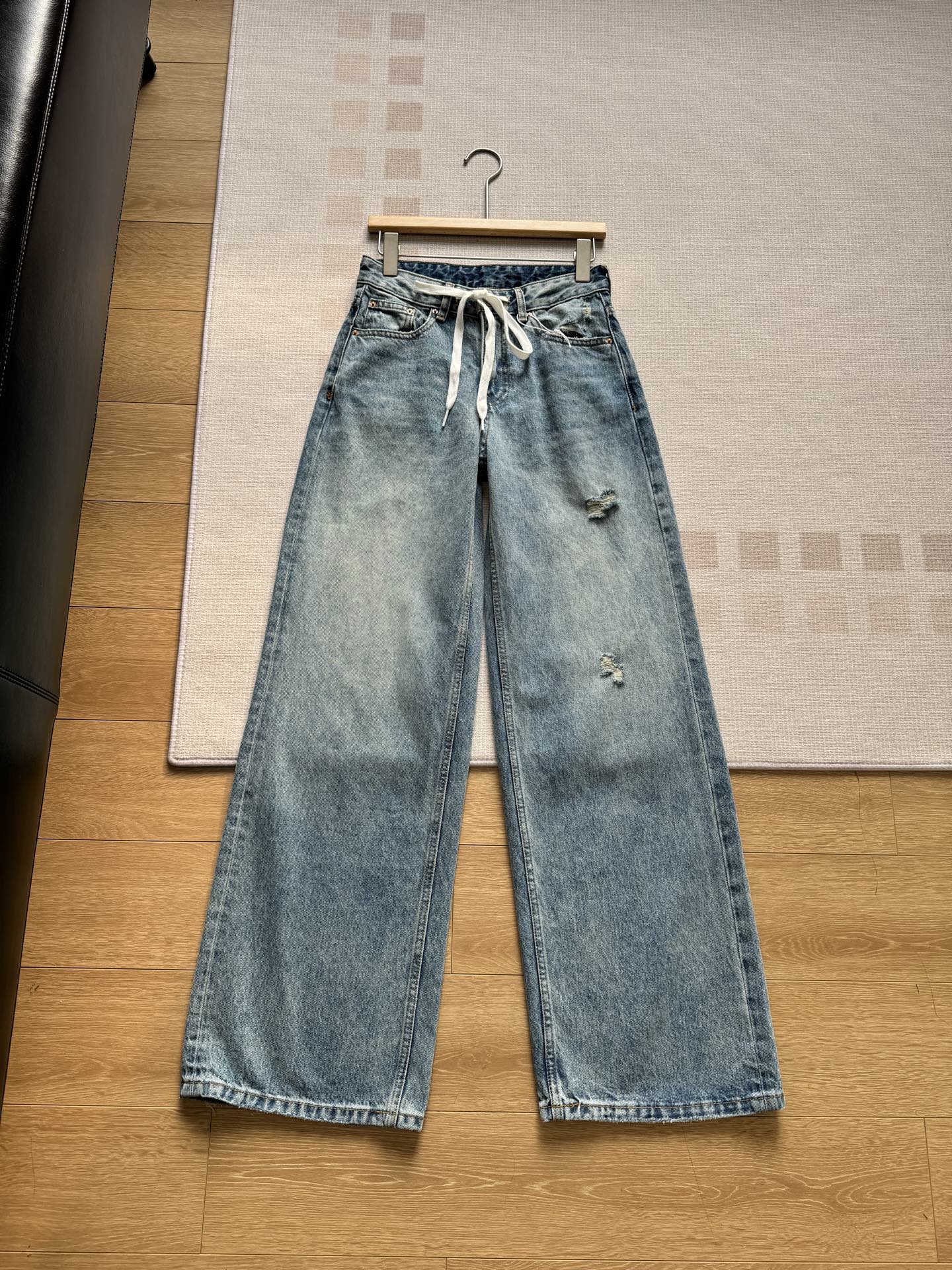 NO:316230,The drawstring details at the waist add a casual and sexy feeling. You can also control the small one!  !  Match the upper body with various long sleeves!  Cardigans and shirts are all very outstanding!  Slimming style!  The upper body is loose and advanced!  Whether paired with a simple T-shirt or a personalized shirt, you can interpret your unique fashion attitude.,shirts,tees,t-shirt,alexander wang19860909腰部的抽绳细节,增添随性感.小个子也能驾驭！！ 上身搭配各种长袖！ 开衫衬衣都非常的出彩！ 显瘦版型！上身松弛又高级！无论是搭配简约T恤还是个性衬衫,都能演绎出独属于你的时尚态度.,,shirts,tees，t-shirt,alexander wang,Women's clothing