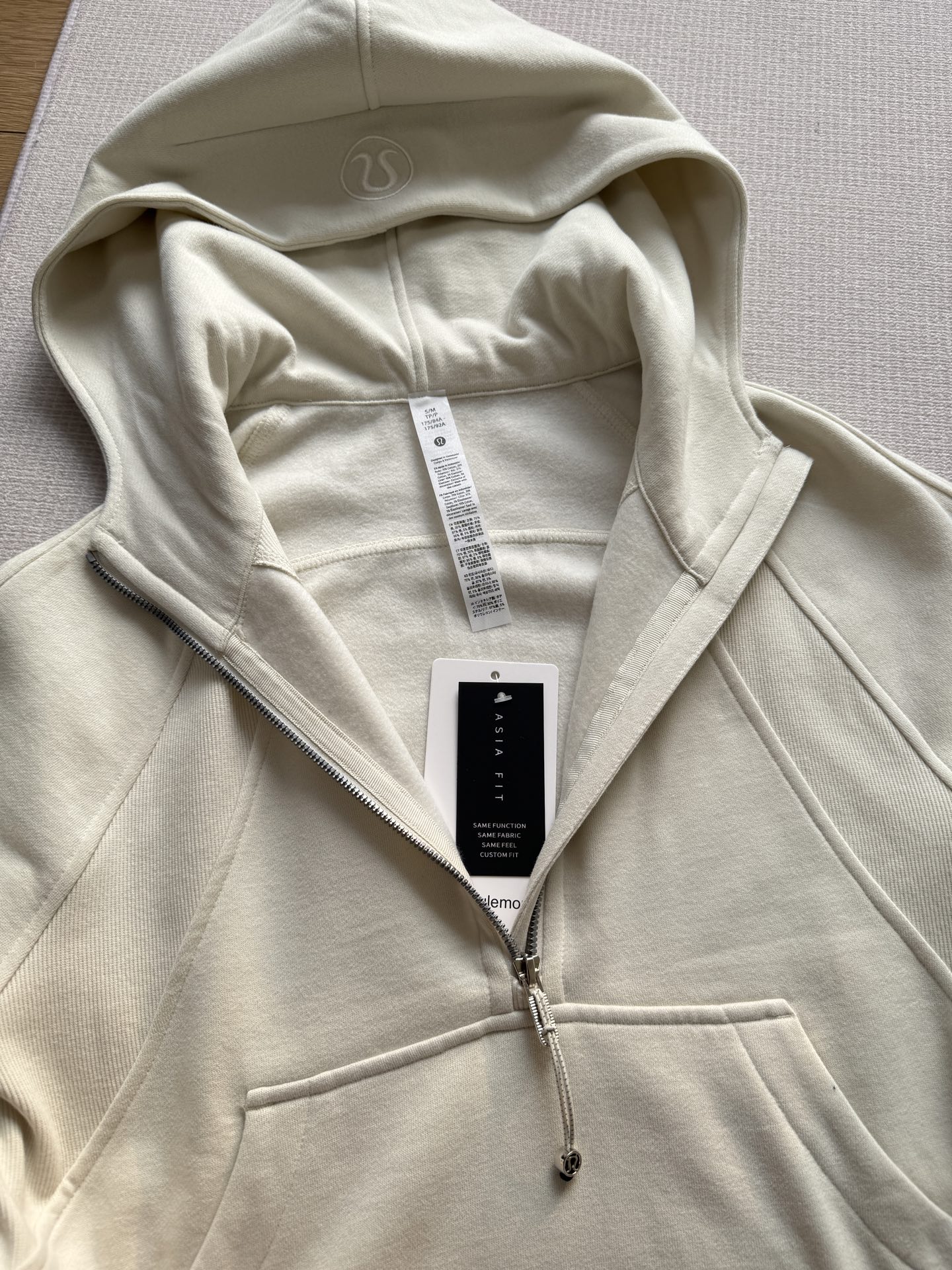 NO:316249,It uses 70 cotton 30 polyester fiber, fleece-furry fabric, soft and comfortable feel in autumn, just one piece!  The inner part is customized with the same color velvet without any color difference!  The material for 280gsm is quite thick. It is not the thin layer of inferior suede on the market with color difference. It is dense and tight. The texture of the things is really good. The original flavor you can understand as soon as you touch it., alexander wang19860909采用70棉30聚酯纤维, 抓绒磨毛面料 ,手感柔软舒适秋天一件就够！内里都是定制的同色绒 没有丝毫色差！280gsm的用料是相当厚实的 不是市面那些薄薄一层且有色差的劣质绒面 绵密又紧实 东西质感是真的好 你一摸就懂的原版味道,,alexander wang,Women's clothing