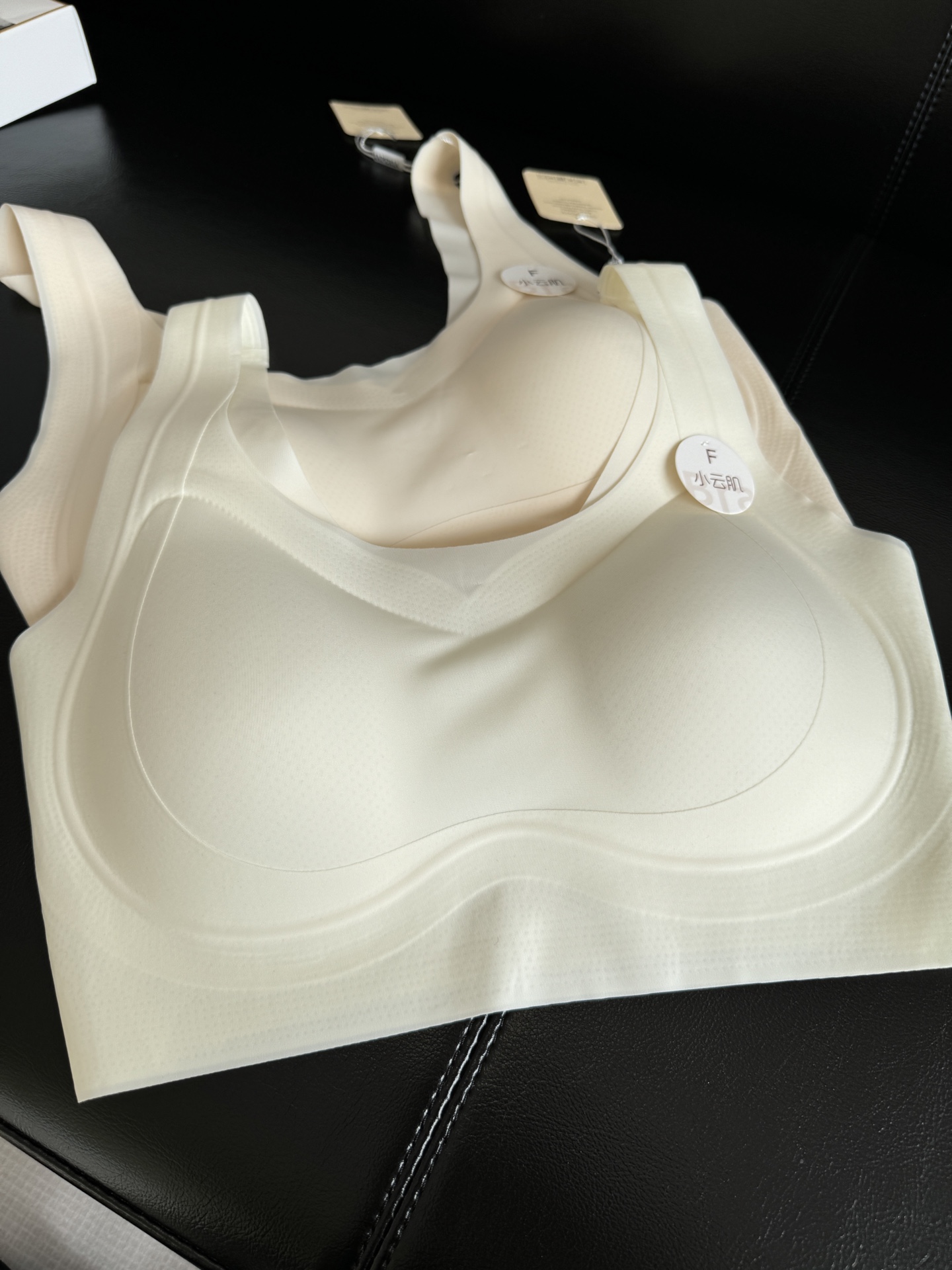 NO:316226,Silky and skin-nourishing satin finish, with a high-end feel!  3D water drop cup-shaped cup, large inclusive, fits the skin, does not press on the chest, and supports it stably!  ,alexander wang19860909无痕丝滑养肤缎面,自带高级感！ 3D水滴杯型罩杯,大包容,贴合肌肤, 不压胸,稳定承托！,,alexander wang,Women's clothing