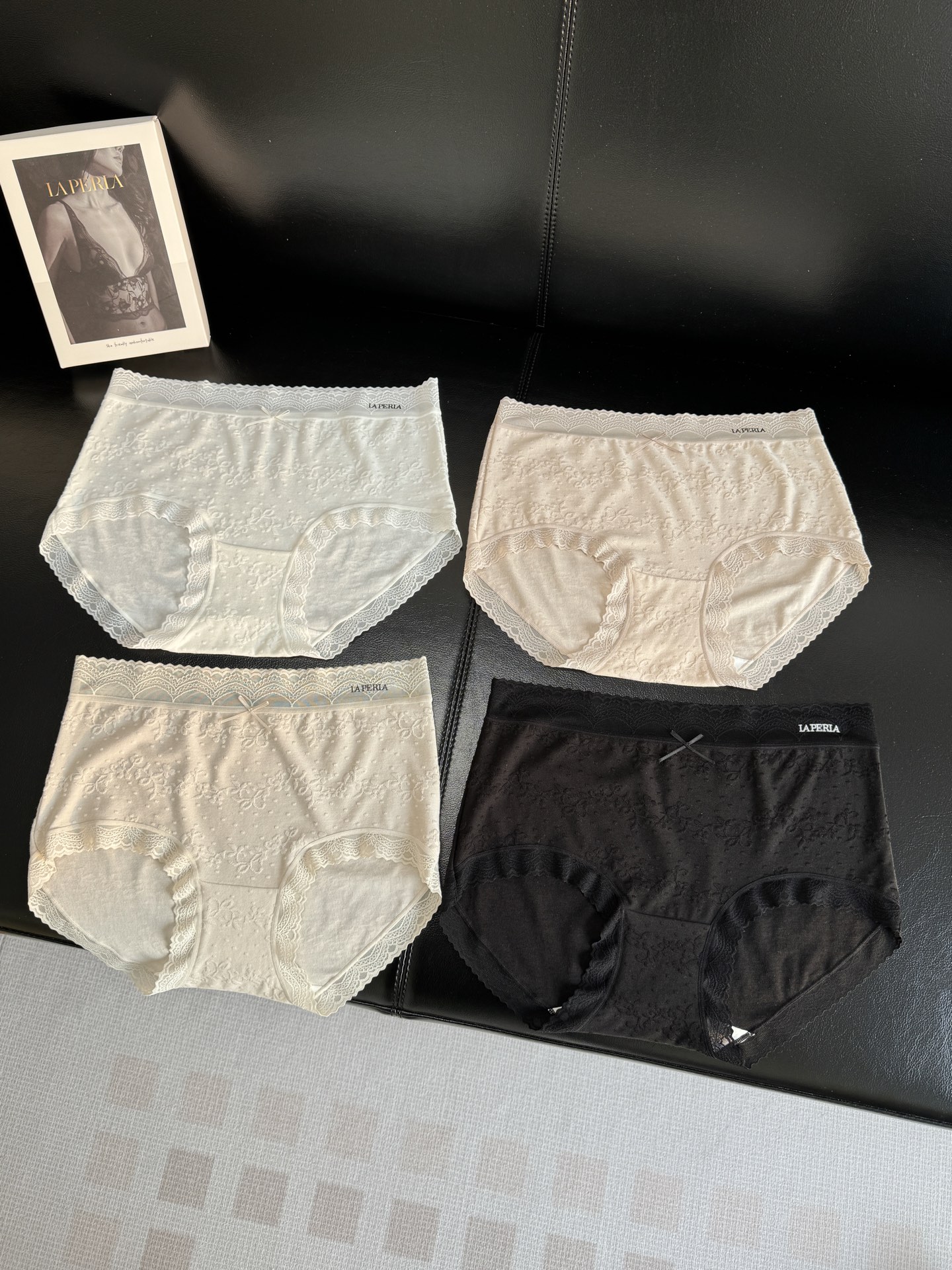 NO:316217,——LA lace women's inner, high-value, ceiling-level comfort, breathable, high-elastic and thin fabric, spliced ​​with traceless light lace mesh belt, the most outstanding person in the underwear industry, full of light luxury and high-end; the main feature is a traceless!  Dressing is not awkward, simple and elegant. If you love her, choose her to add comfort to yourself; you can wear it every day, so you can give your family more thoughtfulness!  One box of four colors, one size of 