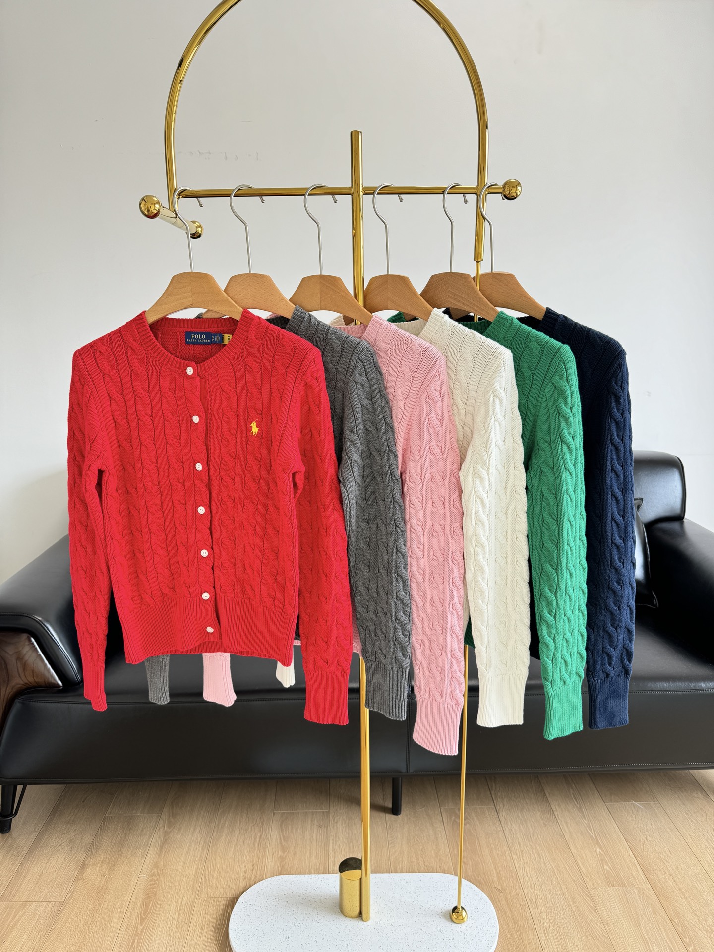 NO:316774,——ralphlauren/Ralphlauren 6-color twist knitted cardigan Every color looks good!  And it looks very pale and refreshing!  It is made of cotton fabric, with a great texture and feel!  High warmth and delicate touch. The entire heavy-duty twisted rope is organized and arranged in an orderly manner!  The three-dimensional and stylish cork garments are tight and not easy to deform. The weaving method is 2-3 times the labor cost and working hours of ordinary sweaters!  It is really hard not to love the classic color combination   twist weaving   war horse embroidery. The bigger the twist, the harder it is to weave, but the twist woven in this weaving method is very three-dimensional and protruding, with a texture that can be seen by the naked eye, and the edges are all made of edges. The retro style is really tasteful and elegant. It is a relaxing feeling that looks good!  !  SML, red, gray, pink, green, navy blue, white, 6 colors, loro piano, sweaters, alexander wang19860909——ralphlauren/拉夫劳伦 6色麻花针织开衫 每个颜色都好好看！而且非常显白提气色那种！ 采用棉面料,质感和手感灰常棒！保暖度高,触感细腻,全件重工绞花扭绳组织,错落有致的排列！立体有型的绞花成衣紧致不易变形/织造方式是普通毛衣的2-3倍的工费和工时！ 经典的配色 麻花编织 战马刺绣真的很难不爱啊 麻花越大越难织,但这种织法织出的麻花非常立体凸出,肉眼可见的纹理质感,而且边缘都是做了收边的,不易变形复古风的高级感真的真的太有品味穿就是一整个松弛感拿捏好看！！ 码数SML 红色 灰色 粉色 绿色 藏蓝色 白色6个色,,loro piana,sweaters,alexander wang,Women's clothing