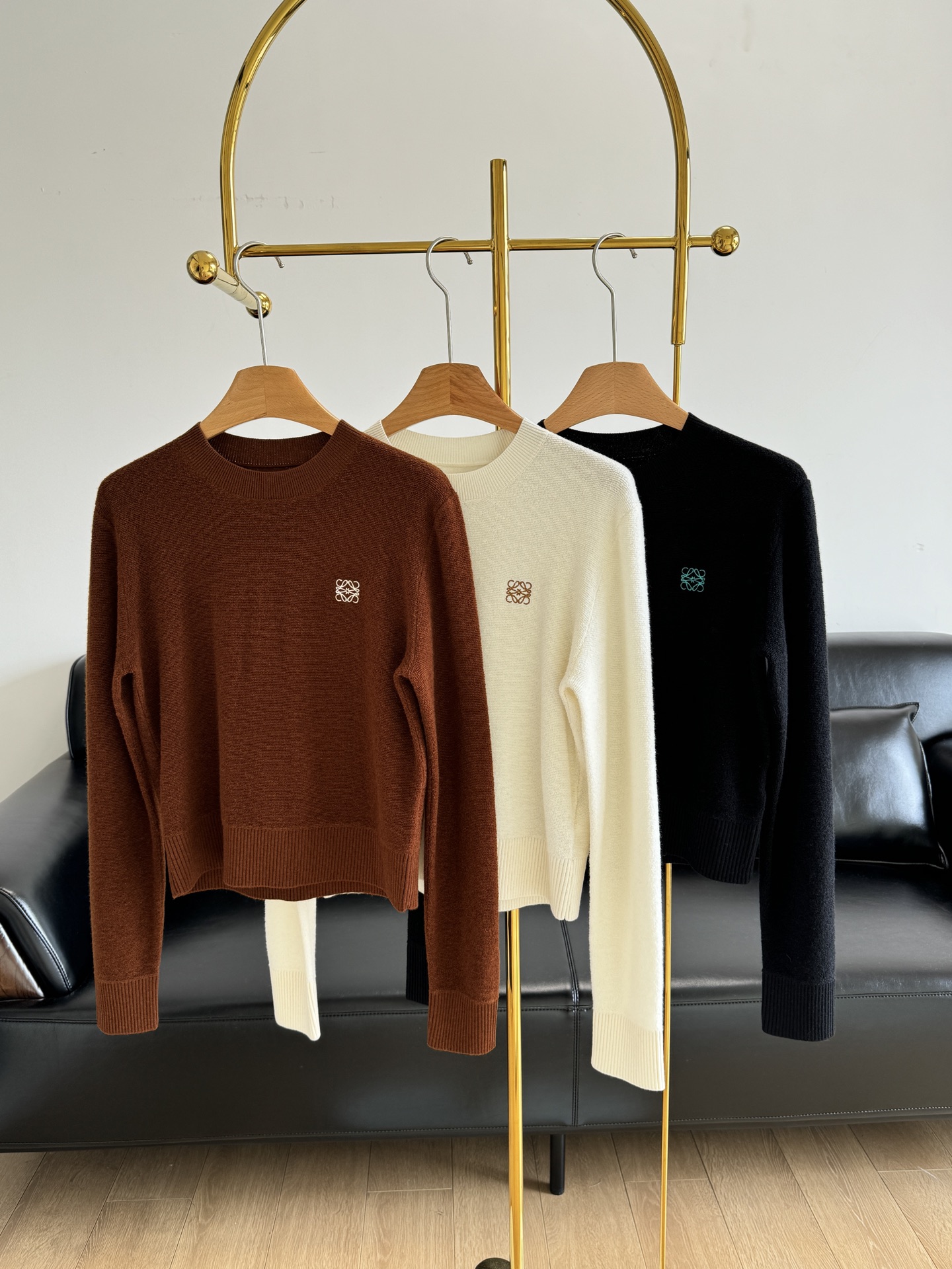 NO:316787,——Loewe/Loewe logo embroidered short knit sweater Encountering gentleness, this wool top is the best choice. Select high-quality wool fabric, delicate and soft, comfortable and warm to wear. Simple round neck design, classic and elegant~ The exquisite logo embellishment on the chest shows elegant taste. Whether it is matched with skirts or trousers, you can easily create a fashionable look and add texture to your wardrobe!  SML Brown Beige Black 3 colors, Loewe, loewe, skirts, alexander wang19860909——Loewe/罗意威 logo刺绣短款针织衫 邂逅温柔暖意,这款羊毛上衣是不二之选.甄选优质羊毛面料,细腻柔软,贴身穿着舒适又保暖.简约圆领设计,经典大方～ 胸前精致标识点缀,尽显优雅品味.无论是搭配裙装还是裤装,都能轻松打造出时尚造型,为你的衣橱增添质感单品！ 码数sml 棕色 米白 黑色3个色,,loewe,loewe,skirts,alexander wang,Women's clothing