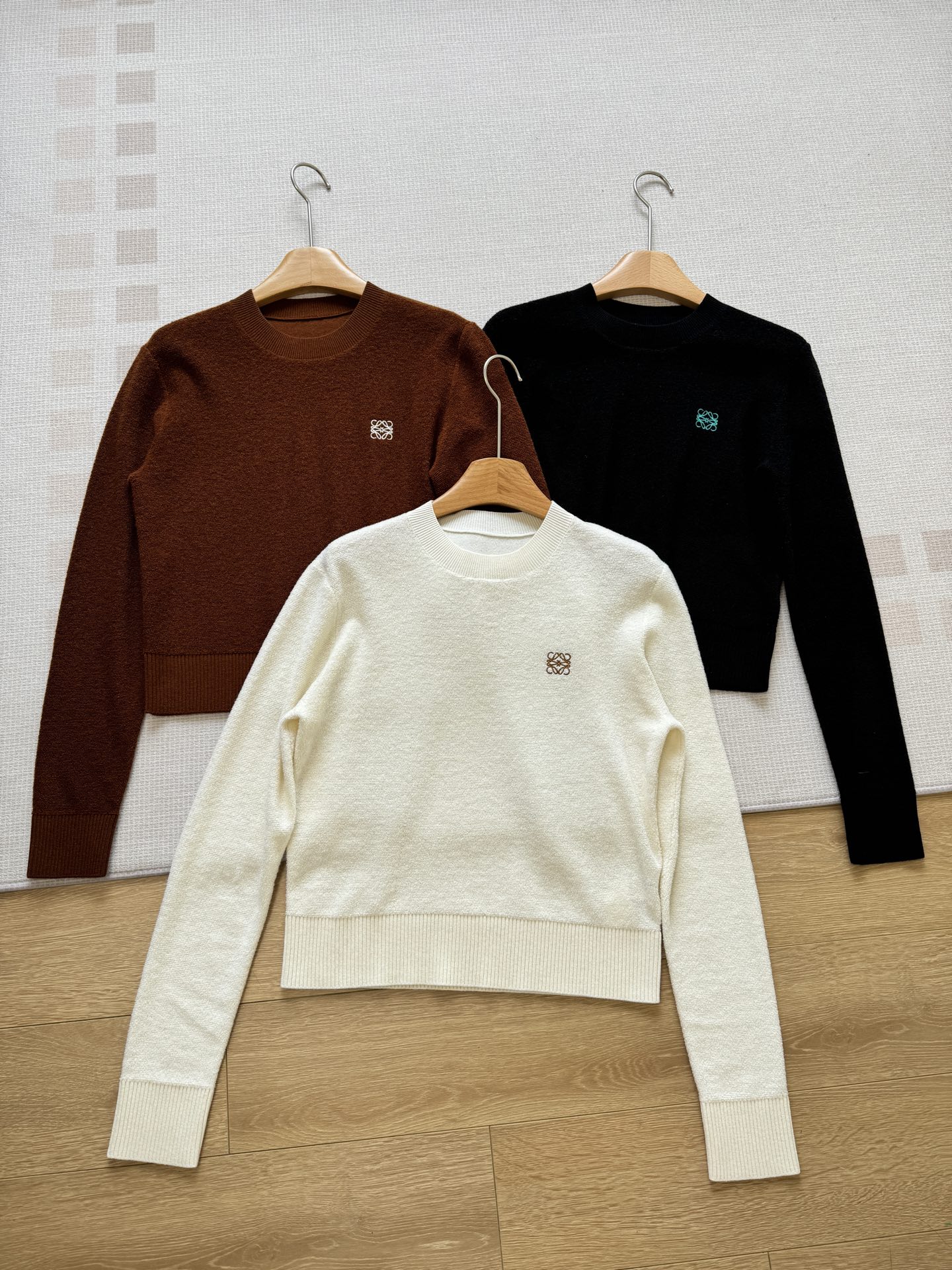 NO:316788,The exquisite logo embellishments on the chest show elegant taste. Whether it is matched with skirts or trousers, you can easily create a fashionable look and add texture to your wardrobe!  ,,skirts,alexander wang19860909胸前精致标识点缀,尽显优雅品味.无论是搭配裙装还是裤装,都能轻松打造出时尚造型,为你的衣橱增添质感单品！,,skirts,alexander wang,Women's clothing