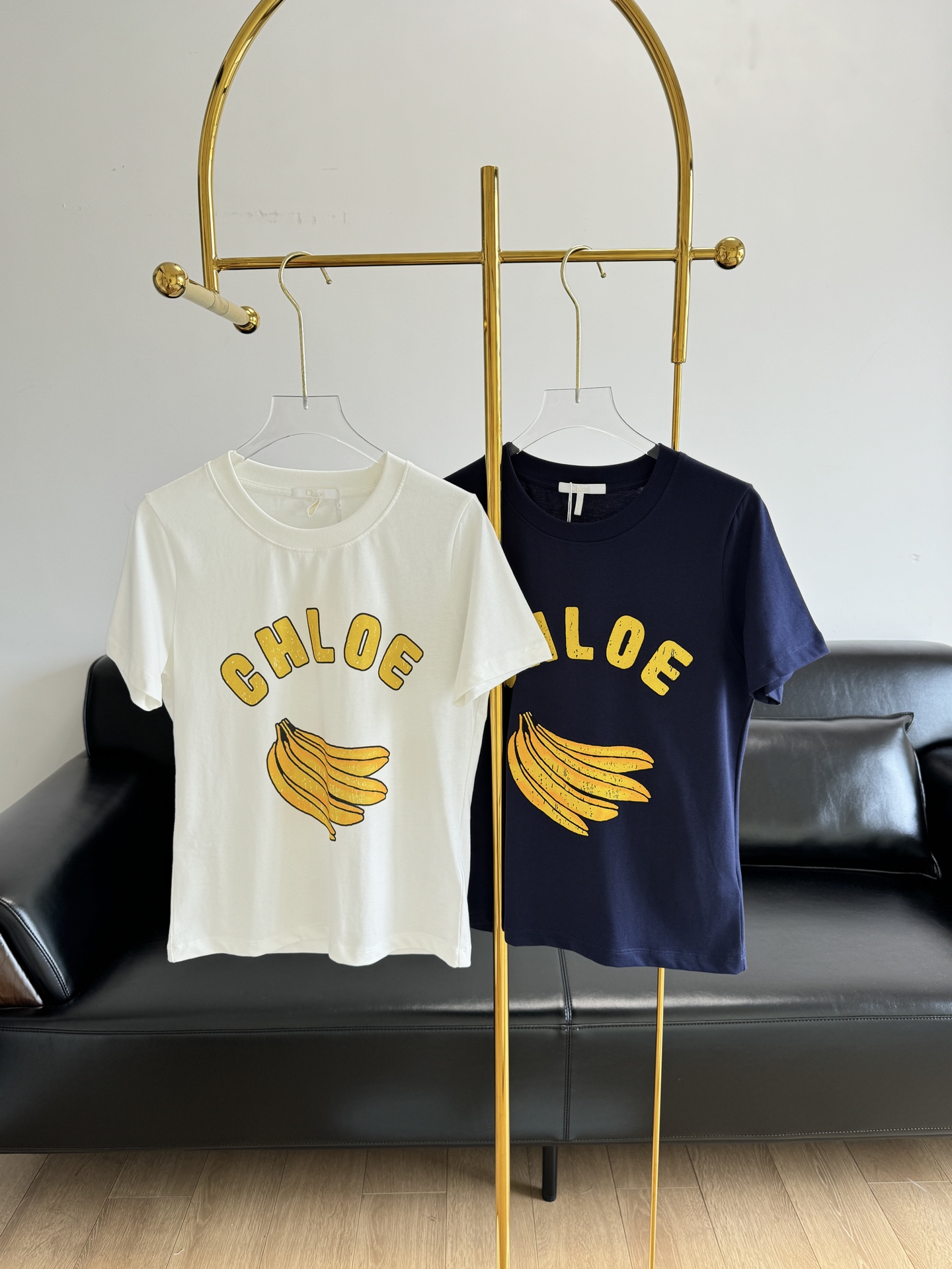 NO:316752,——Chloe's new 25 spring and summer banana letter printed short-sleeved T-shirt is made of high-quality cotton fabric, breathable and skin-friendly. It feels soft~ breathable and comfortable in summer √ The upper body of the small board looks huge and slim!  Adapted to various figures, the banana print is playful and eye-catching, adding a touch of bright color to your daily outfit. Whether you are casual or relaxing at home, you can easily control it and spend your time with you. A must-have versatile item for fashionable essence SML white blue 2 colors, chloe, loewe, T-shirt, tees, t-shirt, alexander wang19860909——Chloe 25春夏新款香蕉字母印花短袖T恤 以优质棉面料打造,透气又亲肤.手感柔软~夏天透气舒适√ 小板型上身巨显瘦！适配各种身形,香蕉印花俏皮吸睛,为日常穿搭增添一抹亮色.无论是休闲出街还是宅家放松,都能轻松驾驭,伴你度过自在时光.时髦精必备款百搭单品 码数SML 白色 蓝色2个色,,chloe,loewe,T-shirt,tees，t-shirt,alexander wang,Women's clothing