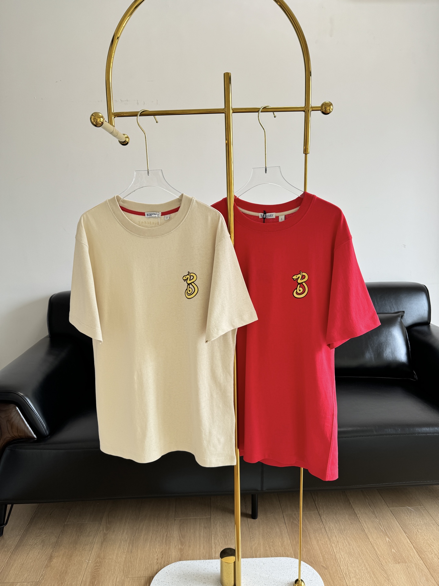 NO:316764,——BURBERRY Burberry New Year series women's snake-shaped short-sleeved T-shirt The new style of the Year of the Snake is here!  Wearing short sleeves inside in spring is also ready for you!  The upper body is so handsome!  !  The style is simple, but the trick is left on the chest logo~ The cotton feels soft and delicate!  Skin-friendly and breathable, different from ordinary cotton, and the texture is completely different!  Combed cotton, with very good craftsmanship. The loose style is lazy and casual. Combined with clean and simple colors, it is particularly durable. It is also a heavy-working item with unique personality. It perfectly interprets the fashionable style with a fashionable attitude and avant-garde feeling. It has a high-end short-sleeved T-shirt with infinite dressing performance!  sml khaki red, burberry, burberry, T-shirt,tees, t-shirt,alexander wang19860909——BURBERRY巴宝莉 新年系列女蛇形图案短袖T恤 蛇年新款来啦！开春内搭短袖也为你们准备好了！上身太帅了！！款式简单 但小心机都留在胸前logo上～ 采用棉手感柔软细腻！亲肤透气,和普通棉质不太一样,质感完全不一样！精梳棉的,工艺特别好 宽松版型～慵懒而随性,结合干净简单的色系就特别耐看又是一款具备独特个性的重工单品,完美演绎时髦态度跟前卫感的潮款,具备无限穿搭性能的高端短袖T恤！ 码数sml 卡其 红色,,burberry,burberry,T-shirt,tees，t-shirt,alexander wang,Women's clothing