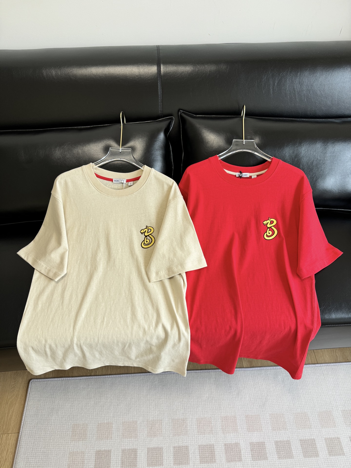 NO:316767,Loose style~ lazy and casual, combined with clean and simple colors, it is particularly pleasing to look at. It is also a heavy-work item with unique personality. It perfectly interprets the fashionable style with avant-garde feeling, and a high-end short-sleeved T-shirt with unlimited outfit performance!  ,T-shirt,tees,t-shirt,alexander wang19860909宽松版型～慵懒而随性,结合干净简单的色系就特别耐看又是一款具备独特个性的重工单品,完美演绎时髦态度跟前卫感的潮款,具备无限穿搭性能的高端短袖T恤！,,T-shirt,tees，t-shirt,alexander wang,Women's clothing