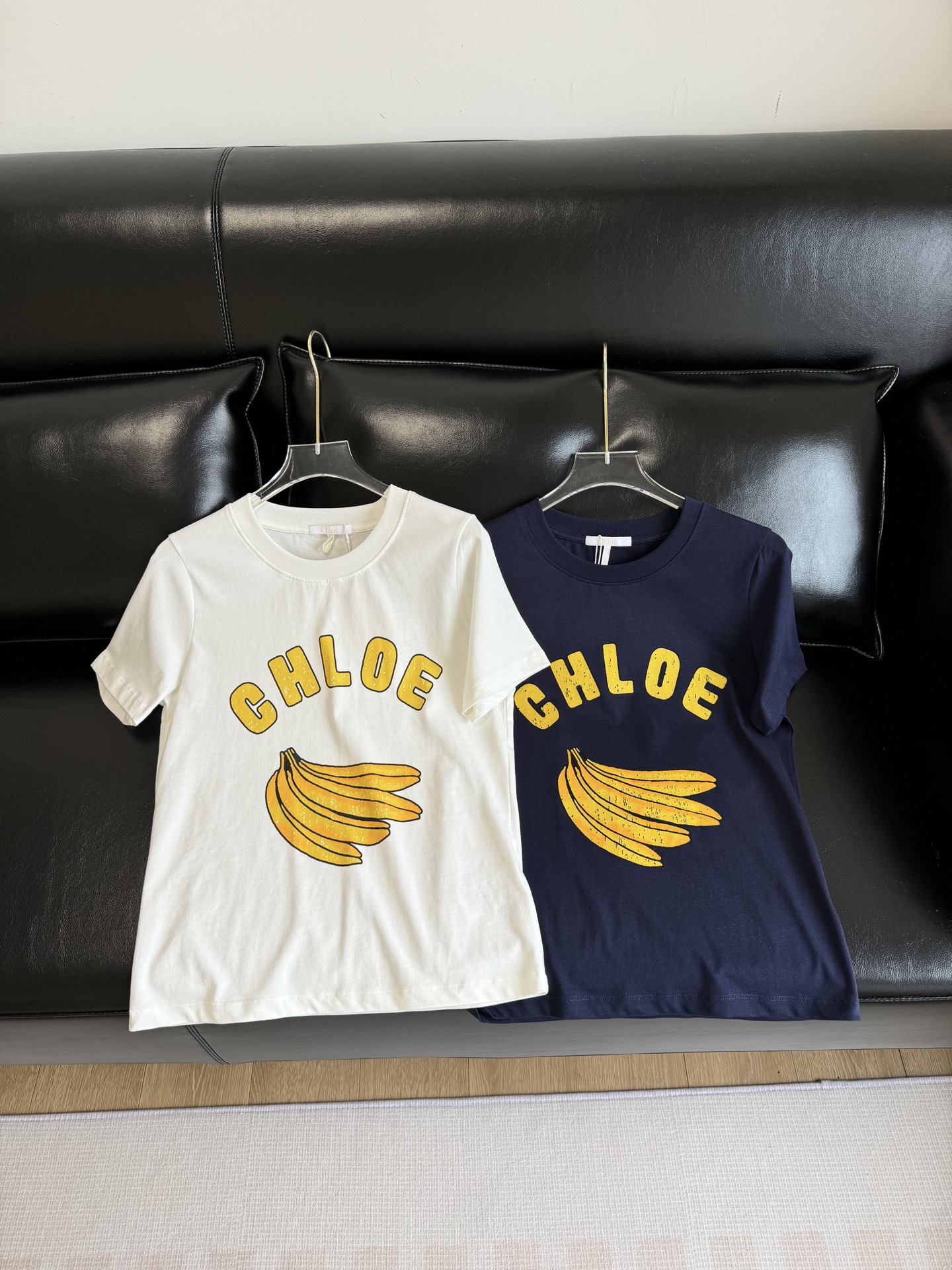 NO:316755,Small board-shaped upper body looks slim!  Adapted to various figures, the banana print is playful and eye-catching, adding a touch of bright color to your daily outfit. Whether you are casual and relaxing at home, you can easily control it and spend your time with you. The essential versatile item for fashionable essence, alexander wang19860909小板型上身巨显瘦！适配各种身形,香蕉印花俏皮吸睛,为日常穿搭增添一抹亮色.无论是休闲出街还是宅家放松,都能轻松驾驭,伴你度过自在时光.时髦精必备款百搭单品,,alexander wang,Women's clothing