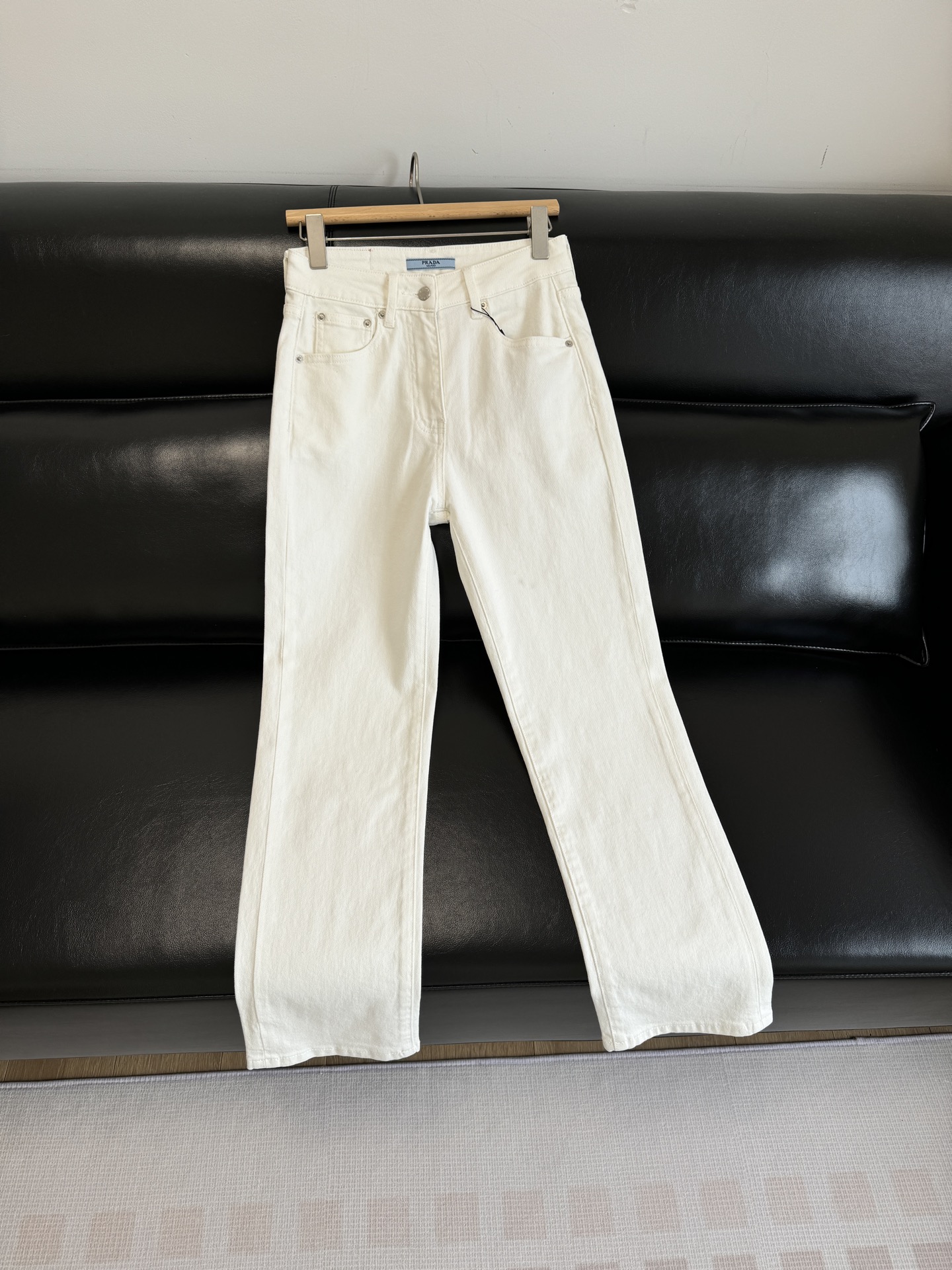 NO:326164,Full of tone, straight and neat and slim, all-match items in all seasons, and are also a good hand to modify the leg shape. The upper body is very toned, and it seems to be unique. This style really doesn't need to consider whether to close your eyes, alexander wang19860909腔调感满满 直筒利落显瘦 四季百搭单品 也是修饰腿型的一把好手 上身很有调性,看似毫无特色这种款真的不需要考虑什么闭眼入,,alexander wang,Women's clothing