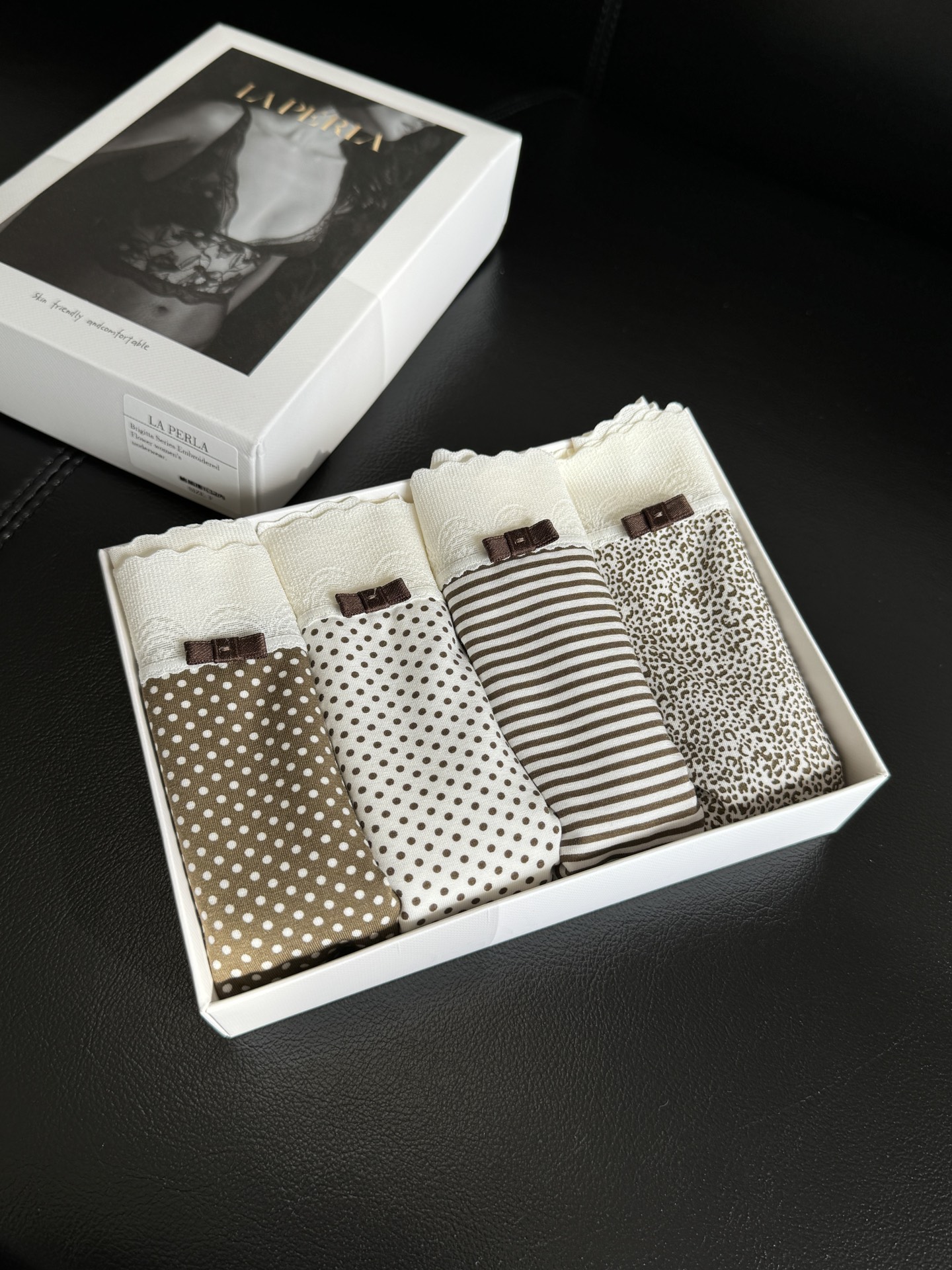 NO:306727,——LA light luxury jacquard modal women's inner, high appearance, ceiling-level comfort, breathable, high-elastic and thin modal fabric, spliced ​​with traceless light lace mesh belt, the outstanding underwear, light luxury and high-end feeling; the main feature is a traceless!  Dressing is not awkward, simple and elegant. If you love her, choose her to add comfort to yourself; you can wear it every day, so you can give your family more thoughtfulness!  One-size size 