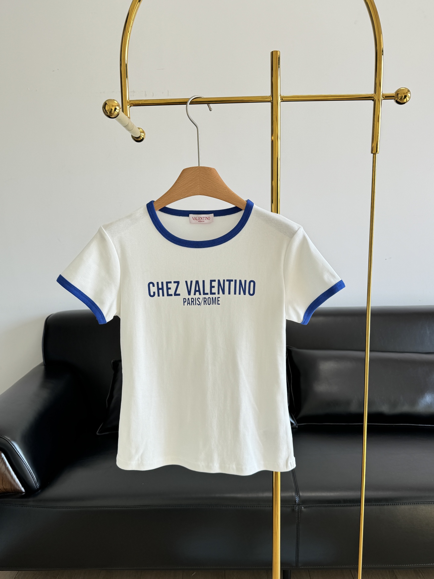 NO:306731,——Valentin*2025 new product, round neck letter T-shirt, classic basic style never goes out of date, recognizable, if you wear a rank, then the T-shirt should be the king level, comfortable, versatile and clean, eliminate the cumbersome design, simple and durable, and versatile for thousands of years!  Customized YB native cotton material, breathable and comfortable, full texture, slim T-shirt cut to highlight the brand style, made of gram-weight pure cotton, slightly elastic!  Present a visual effect of slimming. The threaded edges in the same color are wrapped around the neckline and sleeves. The iconic letters on the chest are embellished. The brand’s own simple and fashionable feeling is instantly revealed. White is refreshing. It creates a personal style at will. The inner wear is brilliant and fashionable!  You can go out quickly with a casual match and you will have no worries. What other items can you do besides T-shirts!  Code sml, valentino,tees,t-shirt,alexander wang19860909——Valentin*2025新品 圆领字母T恤 经典基础款永不过时 有辨识度 如果穿搭有段位那T恤 应该是王者级别了 舒适百搭干净 除去繁琐的设计 简约耐看 万年百搭款！ 定制YB原生全棉材质 透气舒适 质感十足 修身T恤裁剪 凸显品牌格调 采用克重纯棉制成 略带有弹力！呈现显瘦视觉效果 同色系螺纹包边于领口手袖 ～ 胸前标志性字母点缀 品牌自带的简约时尚感立现 白色清爽 随心打造个性风格 单穿内搭都出彩时髦！ 随手一搭快速出门没烦恼 除了T恤还有什么单品能做到！ 码数sml,,valentino,tees，t-shirt,alexander wang,Women's clothing