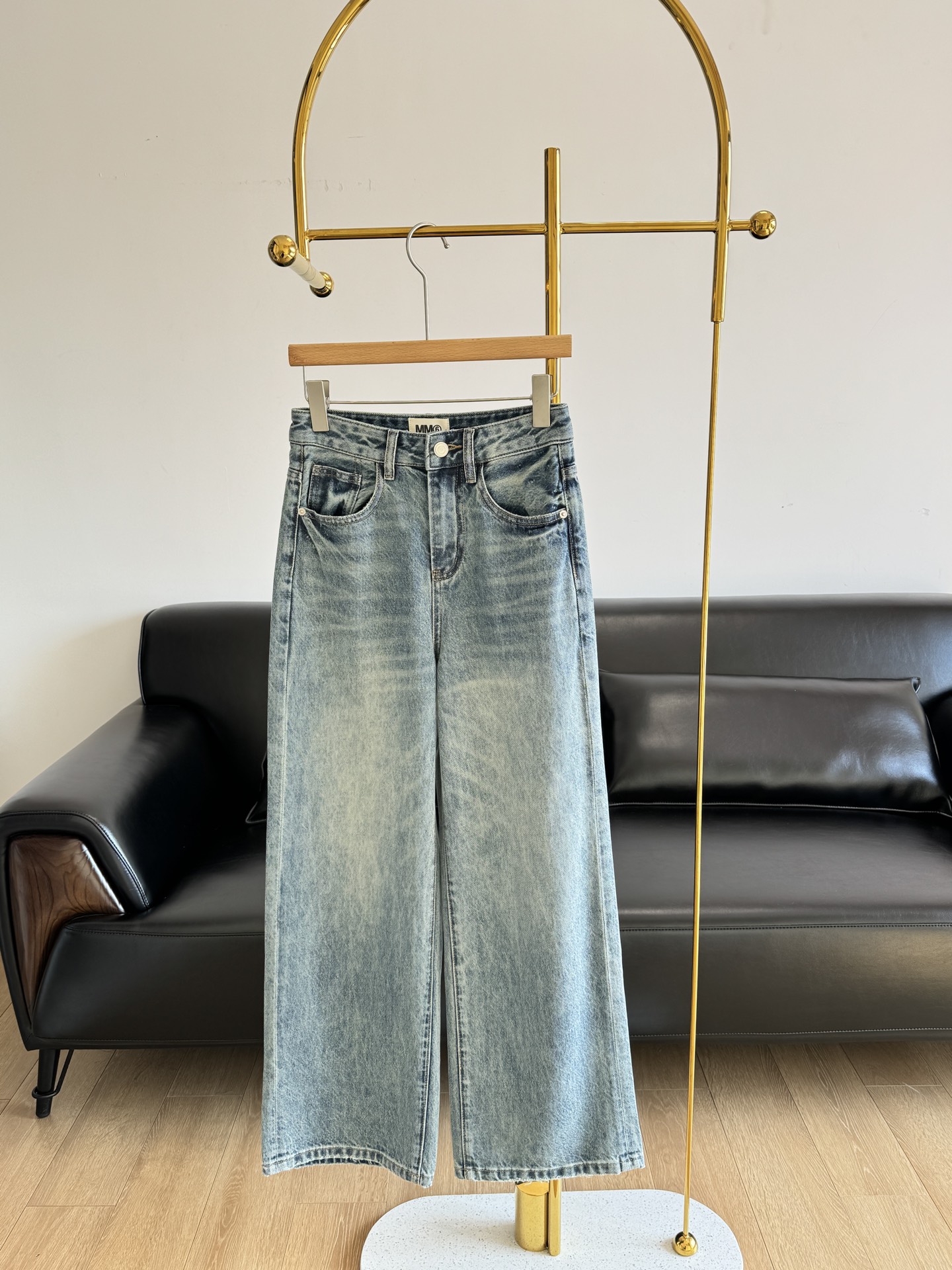 NO:306734,——mm6 straight regular jeans. Paired with a short top, everyone is invincible with nine-headed and long legs! The one that must be collected from mm6 powder! It uses Turkish elastic-free denim fabric, heavy-industrial nostalgic washing denim, and paired with two flower treading techniques at the corners of the pocket. The washing is high-quality tone, and the Turkish denim material is soft with support, which is too comfortable to wear! A good denim is to be durable and comfortable! It promises not to deform within 5 years. The special washing process of tying flowers forms a contrasting effect, and the visual effect is richer and more design-oriented. The details reflect unique taste! This design sense that trendy people love. A particularly retro and high-end Vintage~ As long as you match this pair of jeans, the whole LOOK is very fashionable. The key recommendation model for American denim enthusiasts. Number of codes: S-XxL,,masion margiela,jeans,alexander wang19860909——mm6直筒常规款牛仔裤 搭配一件短款的上衣人人都是无敌九头身大长腿!mm6粉一定要收的一款! 采用土耳其无弹牛仔面料,重工怀旧水洗牛仔,搭配口袋角边两处扎花工艺.洗水调性高级, 土耳其牛仔料子柔软带支撑,太舒服好穿拉! 好的牛仔就是要耐造又舒服!承诺5年内不变形 扎花特殊的水洗工艺, 形成撞色的效果,视觉效果更加丰富有设计感.细节之处体现与众不同的品味! 潮人都爱的这种设计感 特别复古高级的Vintage~ 只要搭配这条牛仔裤整个LOOK都很时髦美式牛仔爱好者重点推荐款 码数:S-XxL,,masion margiela,jeans,alexander wang,Women's clothing