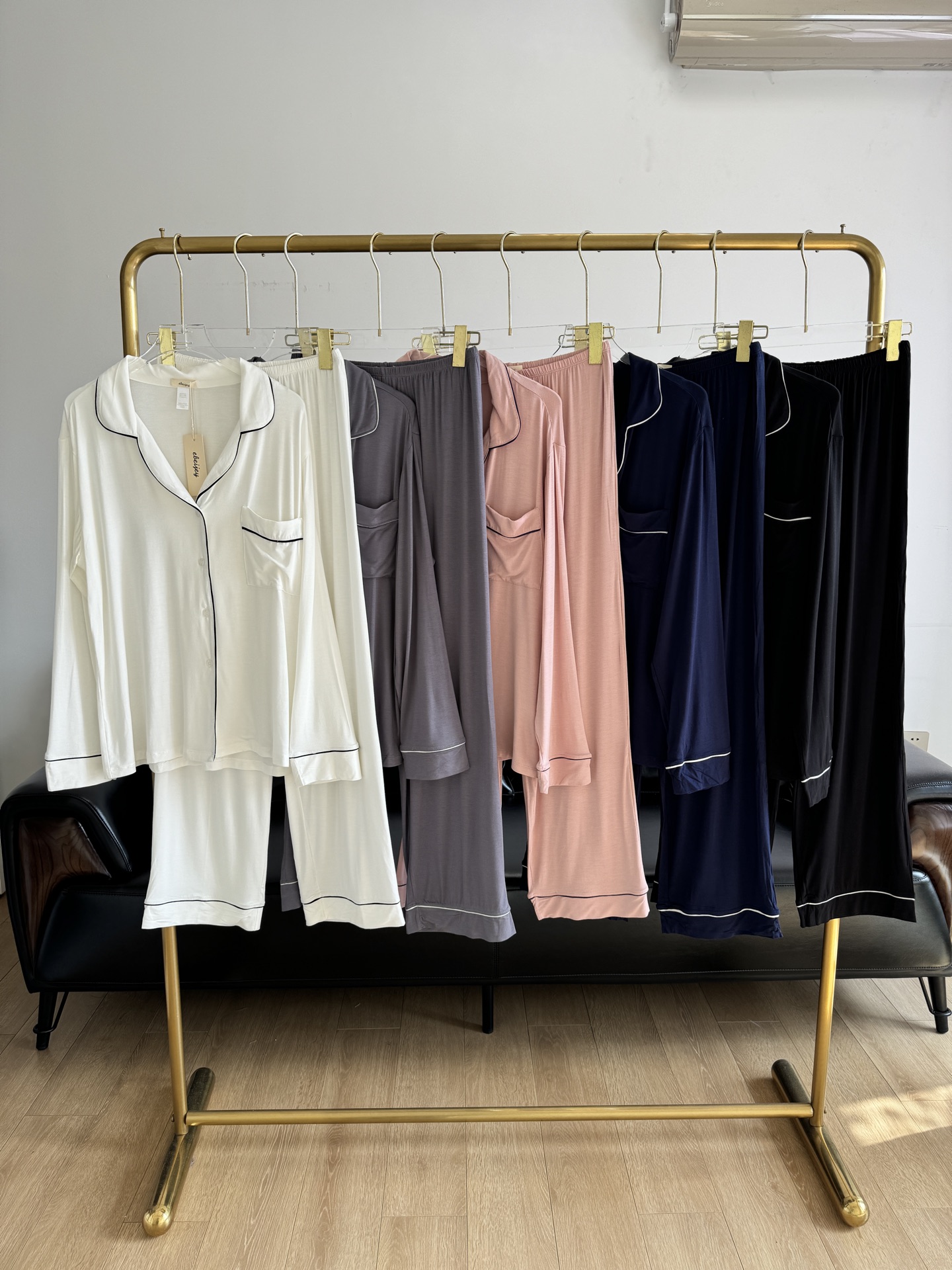 NO:306726,——5 colors enter!  !  American light luxury brand eberjey home clothes pajamas set The best design of Paris underwear The buttery soft fabric makes women addicted~ Major bloggers are popular with magazines!  Export order!  Zero burden!  Use imported modal fabric that is so comfortable that it is soft. The soft fabric looks like a woman's second skin, with a creamy silky texture. The ultra-thin fabric fits perfectly with the curves of the body!  The material is as thin as a cicada's wing, bringing an air-like texture without too much modification. The zero burden brought by excellent layout design is the comfort that you understand best when you are relaxing!  The biggest advantage of this pajama is that it is both comfortable and beautiful!  Whether it’s a walk, throwing garbage or sharing life selfies at home, this pajama is very extra points!  Number of code xs-l white gray navy black pink 5 colors, alexander wang19860909——5色入！！美国轻奢品牌 eberjey 家居服睡衣套装 巴黎内衣最佳设计 黄油一般的柔软面料让女性沉迷～ 各大博主杂志热推！出口订单！零负担感！ 采用舒服到不行的进口莫代尔面料 柔软的面料像是女人的第二张肌肤, 奶油般丝滑的质感 超薄的面料随着身体的曲线完美贴合！ 用料薄如蝉翼,带来空气般的质感, 不需要过多的修饰,优秀的版型设计带来的零负担感 就是放松时刻最懂你的安慰！ 这款睡衣最大的优点就是既舒适又美貌！ 无论是散步 扔垃圾or居家分享生活自拍 这个睡衣都非常加分！ 码数xs-l 白色 灰色 藏青色 黑色 粉色 5个色,,alexander wang,Women's clothing
