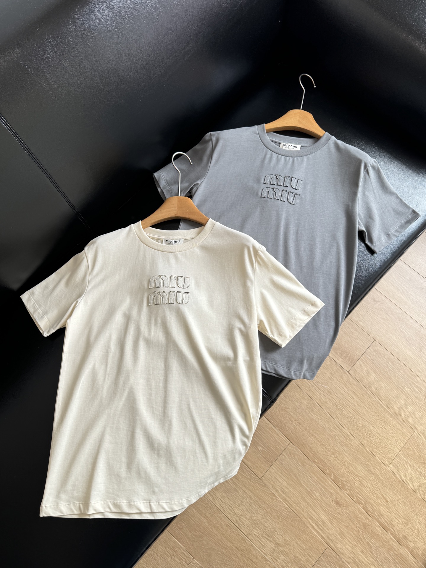 NO:306741,No limiting your figure, no picky at all!  Simple and durable small round neck. It is very convenient to put on and take off. It is not afraid of picking people to wear it. It is easy to match it with short skirts, shorts, floor pants and other casual and lazy styles in a moment. Get!,, skirts, shorts, alexander wang19860909不限制身材,一点也不挑人！简约耐看的小圆领 穿脱很方便比较经典的款就不怕挑人穿,随意搭配短裙、短裤、拖地裤等休闲闲慵懒风瞬间 get!,,skirts,shorts,alexander wang,Women's clothing