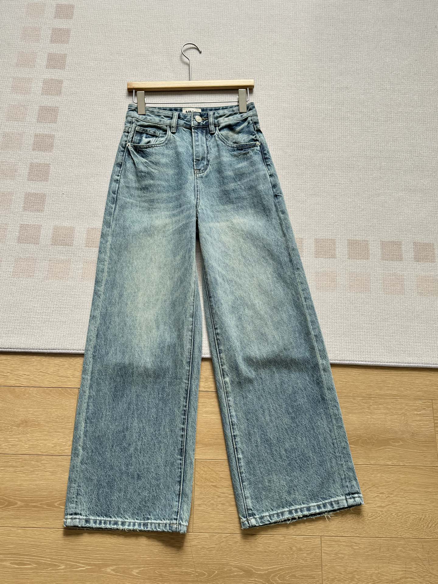 NO:306736,The special washing process of tying flowers forms a contrasting color effect, making the visual effect richer and more design-oriented. The details reflect unique taste! This design sense that trendy people love. A particularly retro and high-end Vintage~ As long as you match this pair of jeans, the whole LOOK is very fashionable, American denim enthusiasts’ key recommendations, jeans, alexander wang19860909扎花特殊的水洗工艺, 形成撞色的效果,视觉效果更加丰富有设计感.细节之处体现与众不同的品味! 潮人都爱的这种设计感 特别复古高级的Vintage~ 只要搭配这条牛仔裤整个LOOK都很时髦美式牛仔爱好者重点推荐款,,jeans,alexander wang,Women's clothing