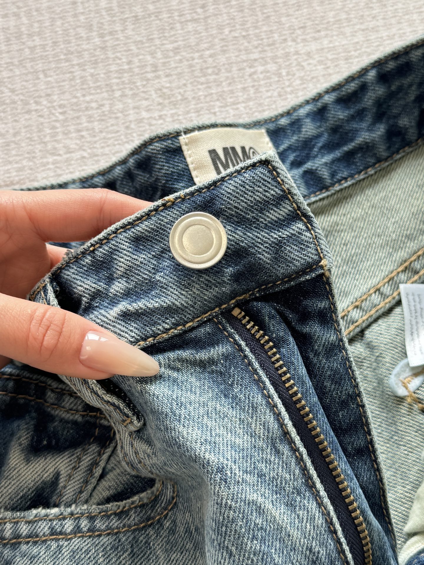 NO:324059,Use Turkish elastic-free denim fabric, heavy industry nostalgic washing denim, paired with two flower craftsmanship at the corners of the pocket. The washing is high-quality tone, and the Turkish denim material is soft with support, which is too comfortable to wear! A good denim is to be durable and comfortable! Promising not to deform within 5 years, alexander wang19860909采用土耳其无弹牛仔面料,重工怀旧水洗牛仔,搭配口袋角边两处扎花工艺.洗水调性高级, 土耳其牛仔料子柔软带支撑,太舒服好穿拉! 好的牛仔就是要耐造又舒服!承诺5年内不变形,,alexander wang,Women's clothing