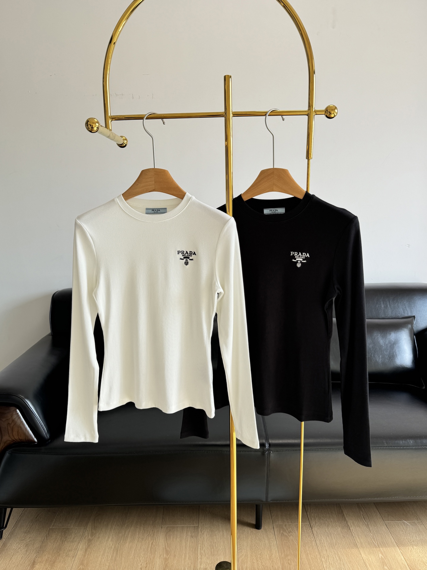 NO:307179,——Prada letter embroidered long-sleeved base shirt. An indispensable long-sleeved top in the wardrobe in the four-season wardrobe. It is easy to seize the wardrobe with its own practicality. It uses cotton fabric, soft and skin-friendly, with elastic drapes, good anti-pilling effect and good elasticity, and is very inclusive to the figure!  It makes you look slim and slim. It also makes the clothes look so harsh and textured!  It's really easy to wear, with its own slimming attributes, and the kind that can't be taken off!  !  !  The chest is decorated with classic letters and is fashionable and eye-catching!  This one is worth buying, and there is no need to worry about the more good foundations in autumn and winter!  I like the style very much. I couldn't imagine what to use with a coat. This base can be done with one piece. The important thing is that it is comfortable to wear for free. Hahaha, and it looks good with a single wear~ Size sml black white 2 colors available, prada, jackets & coats, alexander wang19860909——prada 字母刺绣长袖打底衫 四季衣柜里不可或缺的长袖上衣～凭借自身实穿性轻松抢占衣柜 采用棉面料,柔软亲肤、悬垂有弹性,抗起球效果好回弹性好,对身材包容性很好！减龄显瘦又佰搭～衣服摸上去也狠有质感的感觉！真的狠好穿,自带显瘦属性,脱不下来的那种！！！ 胸口点缀经典字母点缀时尚又吸睛！ 这款值得入手,秋冬好的打底再多也不嫌多！版型我很喜欢,想不到用什么配外套,一件这个打底就能搞定,重要的是舒适白搭哈哈哈,而且单穿还蛮显身材滴~ 码数sml 黑色 白色 2色可选,,prada,jackets & coats,alexander wang,Women's clothing