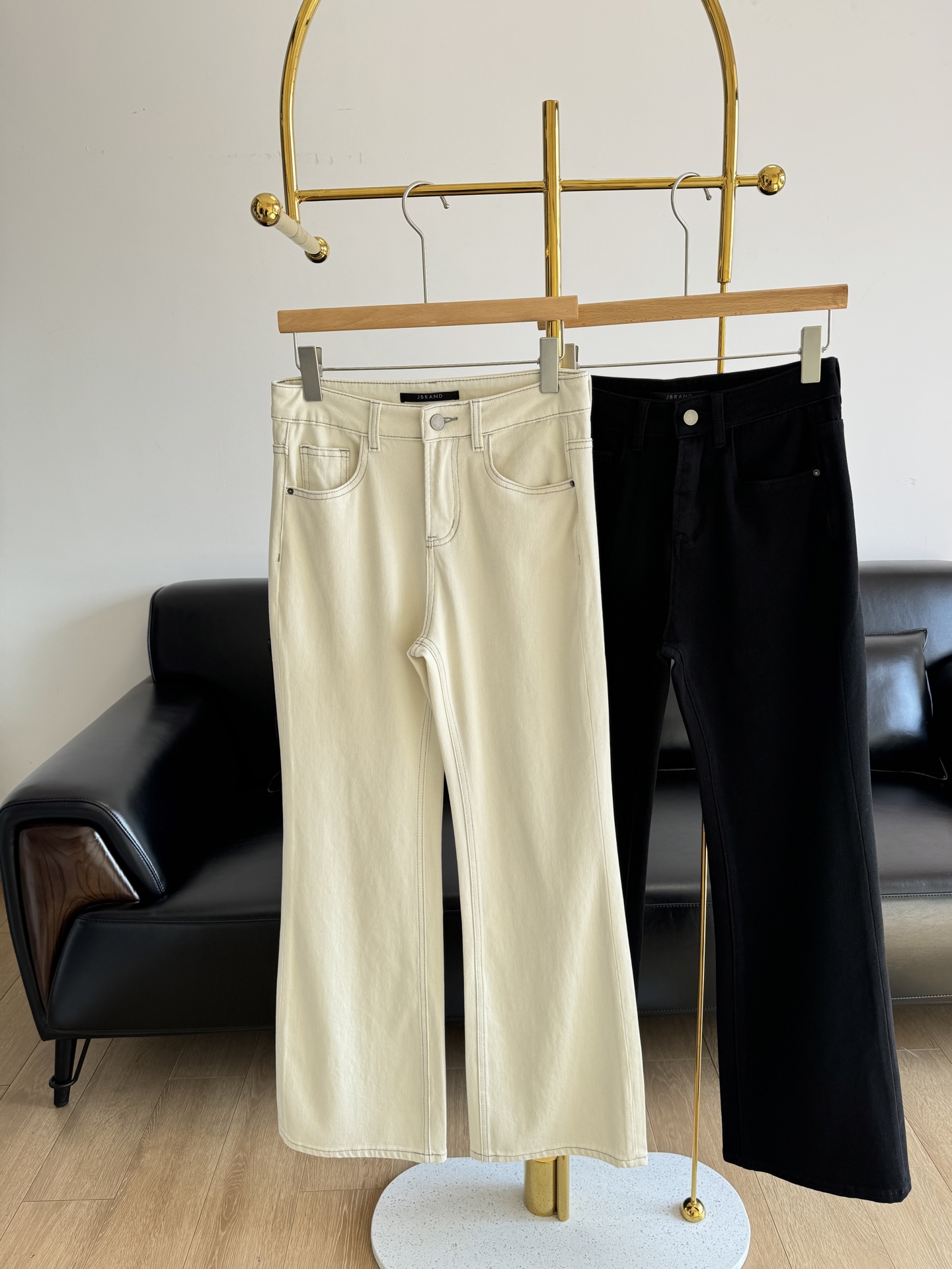 NO:307191,——JBRAND High-waisted flared jeans White SM pre-sale for 5 days, other numbers in stock, with their own goddess C-position aura, bent legs, thick legs, muscles, and especially friendly denim bell-bottom pants that can practice yoga!   The newly upgraded lycra elastic fiber makes denim more elastic, without tension, light and vibrant to move with you. You can know it when you wear it with real comfort, so it has a very unique organizational structure. The four-sided elastic denim fabric has excellent extension and rebound performance!  High elasticity, excellent rebound, zero sense of restraint on the upper body!  It has a very skin-friendly feel. The upper body style instantly kills low-quality products that become hard after wearing it a few times!  Long legs look ~ I really look slim and tall, full of femininity~ A goddess bell-bottom pants with a very good trousers. The bell-bottom pants are effective under the knees, covering them. The calves are thick or not straight, making the legs look perfect. Size s-xxl beige black 2 colors, jeans, alexander wang19860909——JBRAND 高腰喇叭牛仔裤 白色sm预售5天,其他码数现货 自带女神C位气场 对腿弯 腿粗 肌肉 小腿特别友好 可以练瑜珈的牛仔喇叭裤！  加入新升级莱卡弹力纤维,令牛仔更具弹力,无紧绷感, 轻快活力随身而动,真正的舒适穿上就知道, 因而拥有十分独特的组织结构 四面弹牛仔面料卓越的延展和回弹性能！ 高弹力 回弹出色,上身零束缚感！亲肤感很好. 上身版型秒杀市面穿几次就发硬的low货！ 大长腿既视感~真心显瘦显高 女人味十足呀~ 裤型很好的一款女神喇叭裤 膝盖下面开始喇叭裤效果, 遮住 小腿粗或者不挺,显得腿型完美 码数s-xxl 米白 黑色2个色,,jeans,alexander wang,Women's clothing