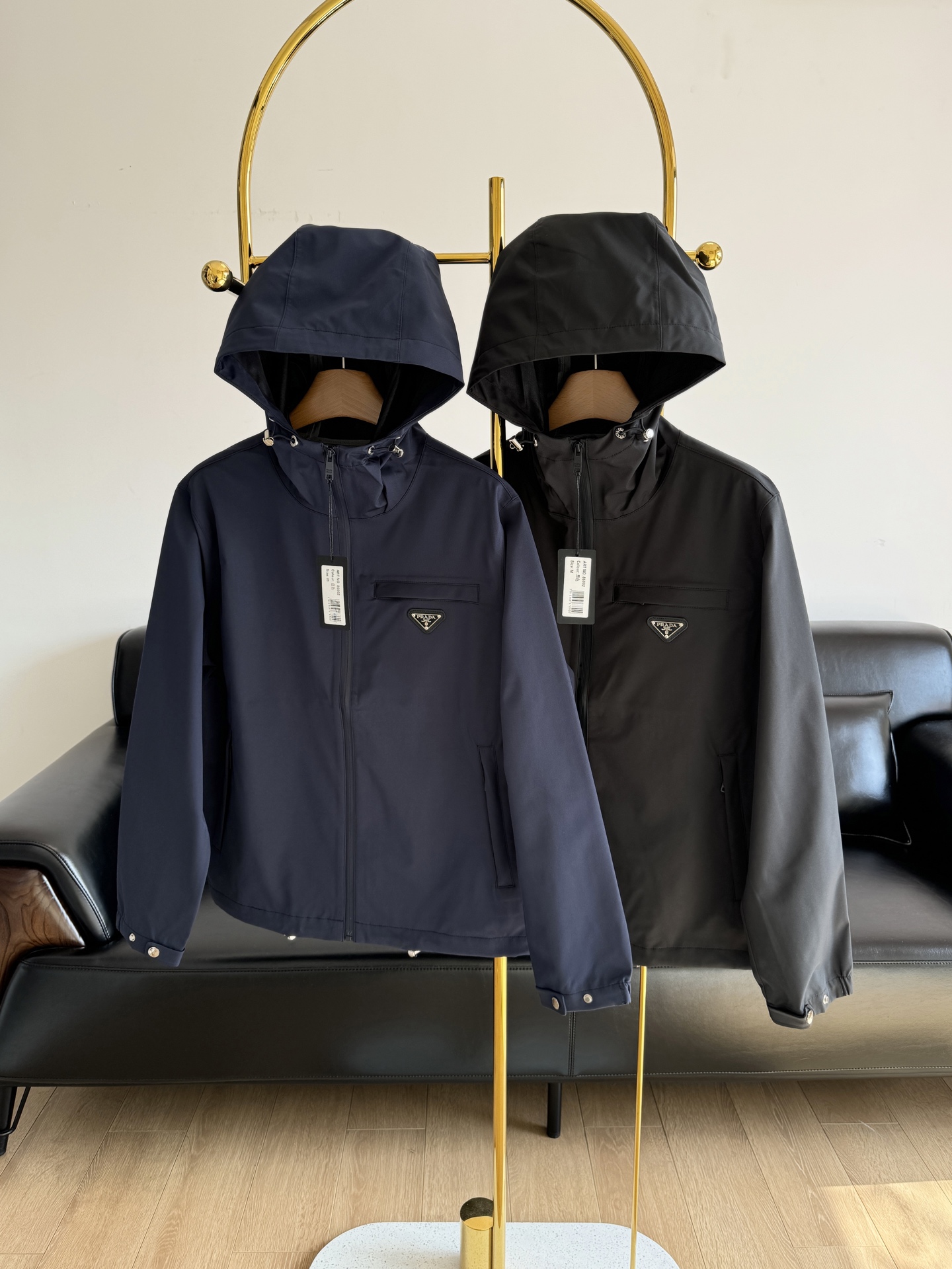 NO:307210,——Prada hooded jacket is here!  Create a sports-style leisure and comfortable item that reduces age!  The style is versatile and not picky!  The upper body is handsome and cool. Classic is eternal, and it is absolutely worth buying!  Polyester fabric!  Very soft material, light and breathable, and has the function of wind-proof and rain-proofing. It feels particularly smooth and comfortable ~ Black is hard to look at, and blue is high-end and atmospheric!  Just wear a basic sweater and T-shirt with a basic inner layer, simple and casual ~ and straight-leg pants and casual trousers, all JUE best cp!  ~ Enrich the overall look!  Overall high-end and extremely textured and powerful, must-have model, number of code m-xxl, blue, black, 2 colors,,prada, jackets & coats,jackets & coats,business suit,hats,alexander wang19860909——Prada 连帽夹克外套来啦！ 打造减龄的运动风休闲舒适单品！ 版型百搭不挑人！上身帅气又拉风 经典即永恒,入手绝对值的！ 采用聚酯纤维面料！非常柔软的材质, 轻薄透气的同时又具备防风泼雨功能 手感特别顺滑舒适 ~ 黑色狠耐看,蓝色高级大气！ 内搭基础的针织衫、T 恤穿就好, 简单随意～和西装直筒裤、休闲裤、都是JUE佳 cp！~丰富了整体的造型！整体高级而极具质感实力至此 必入款 码数m-xxl 蓝色 黑色 2个色,,prada,jackets & coats,jackets & coats,business suit,hats,alexander wang,Women's clothing