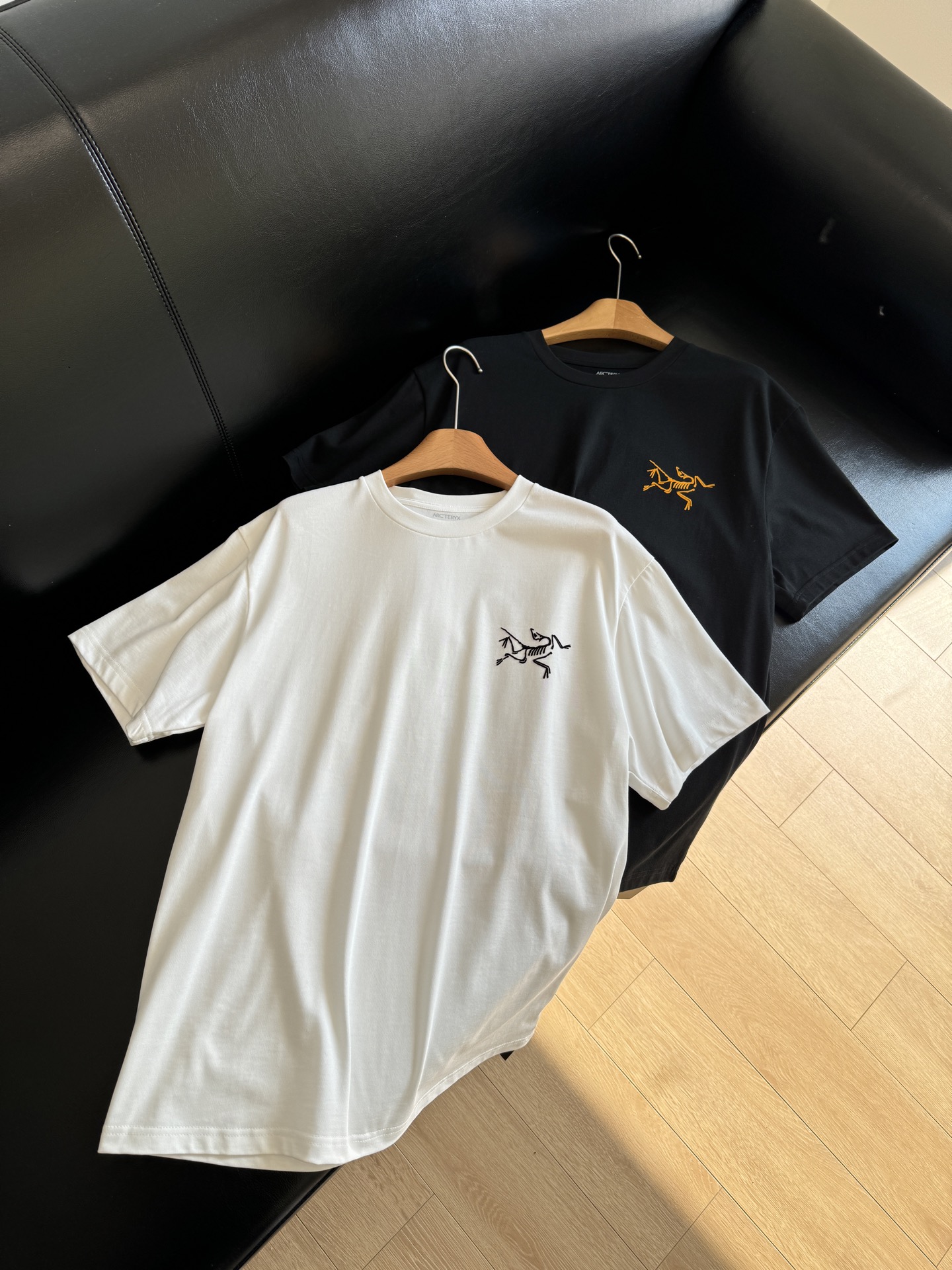 NO:307186,The round neck style is not a good choice, the body is loose and not bloated, and the iconic Bird House logo makes it difficult to look good!  Who doesn’t love it!  !  Exaggerated design of the bird logo on the chest and the super big bird on the back!  Often personalized, young, sporty, and fashionable!  ,jil sander,alexander wang19860909基础不挑人的圆领版型,衣身宽松不臃肿,再加上标志性的鸟家logo,穿起来像不好看都难！ 谁不爱！！胸前小鸟标设计后背超大鸟的夸张设计！常个性,年轻,运动,且时尚！,,jil sander,alexander wang,Women's clothing