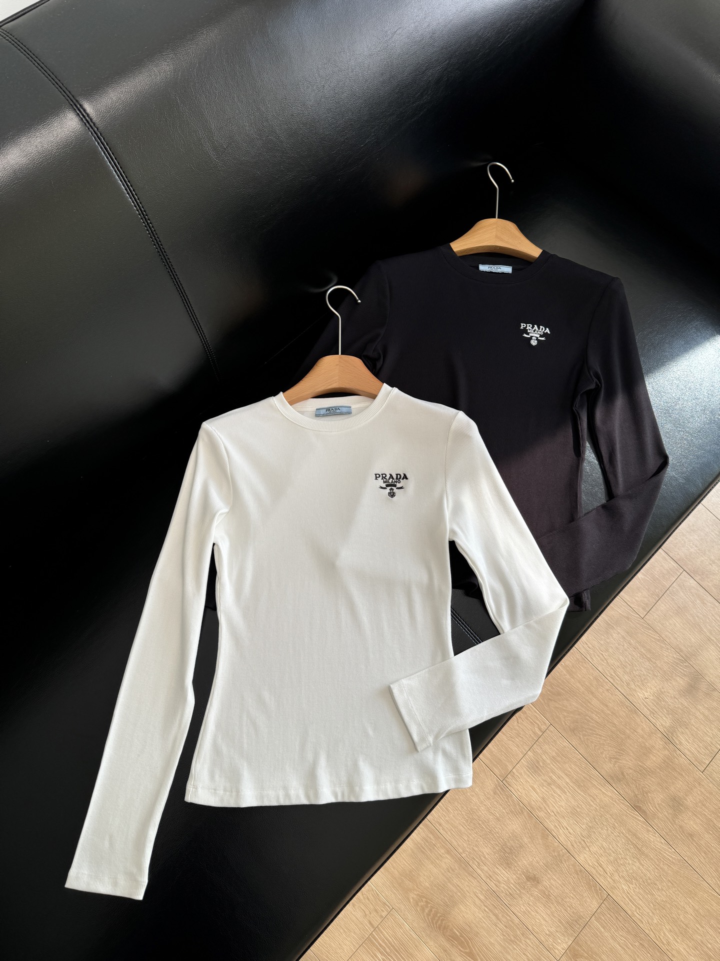 NO:307181,The chest is decorated with classic letters and is fashionable and eye-catching!  This one is worth buying, and there is no need to worry about the more good foundations in autumn and winter!  I like the style very much. I couldn't imagine what to use with a coat. This base can be done with one piece. The important thing is that it is comfortable to wear for free. Hahaha, and it looks quite good when wearing it alone~, Jackets & coats, alexander wang19860909胸口点缀经典字母点缀时尚又吸睛！ 这款值得入手,秋冬好的打底再多也不嫌多！版型我很喜欢,想不到用什么配外套,一件这个打底就能搞定,重要的是舒适白搭哈哈哈,而且单穿还蛮显身材滴~,,jackets & coats,alexander wang,Women's clothing