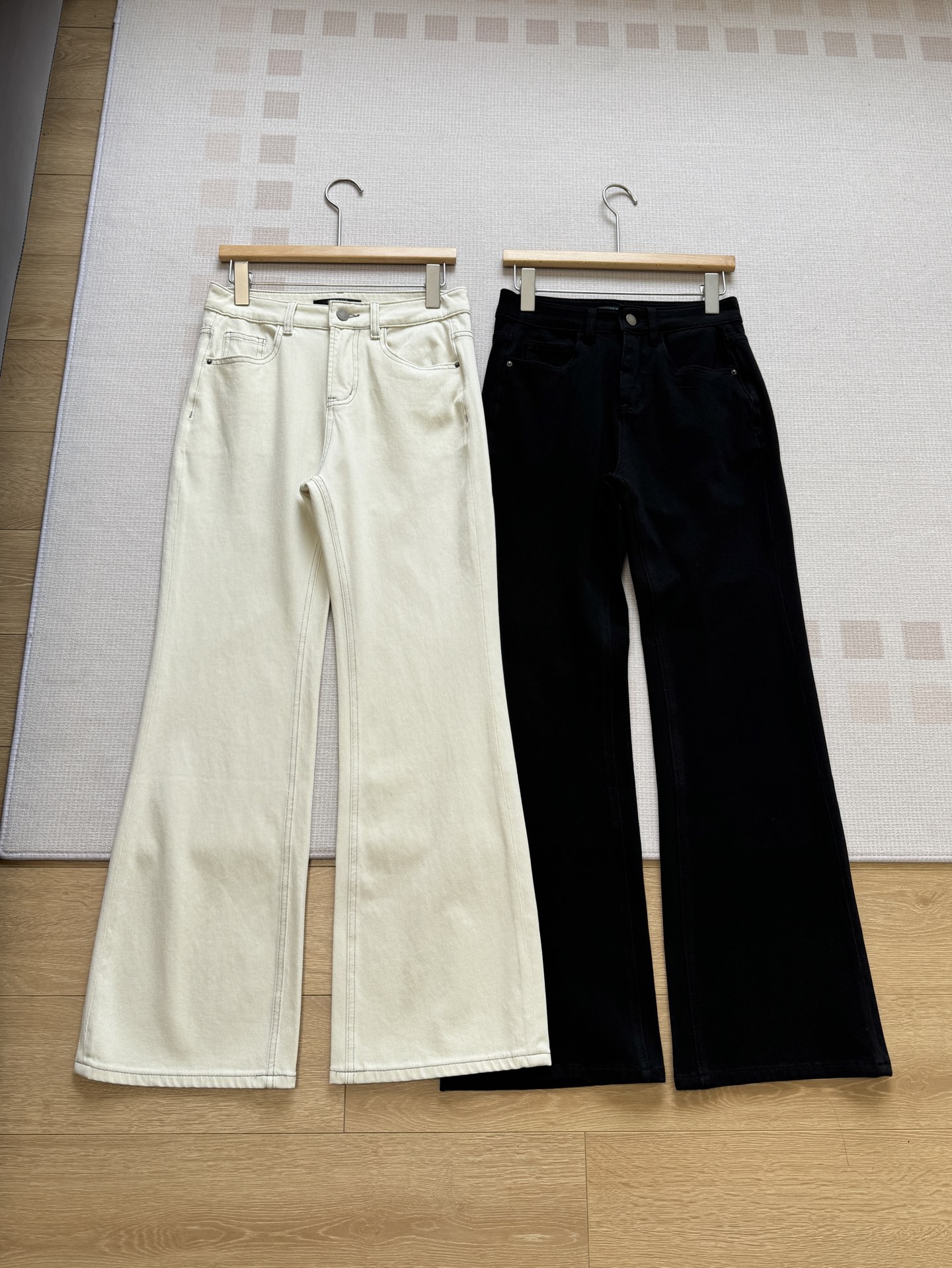 NO:307193,The upper body style instantly kills low-quality products on the market after wearing it a few times!  Long legs look ~ I really look slim and tall, full of femininity~ A goddess bell-bottom pants with a very good trousers. The bell-bottom pants are effective under the knees, covering them. The calves are thick or not straight, making the legs look perfect., alexander wang19860909上身版型秒杀市面穿几次就发硬的low货！ 大长腿既视感~真心显瘦显高 女人味十足呀~ 裤型很好的一款女神喇叭裤 膝盖下面开始喇叭裤效果, 遮住 小腿粗或者不挺,显得腿型完美,,alexander wang,Women's clothing