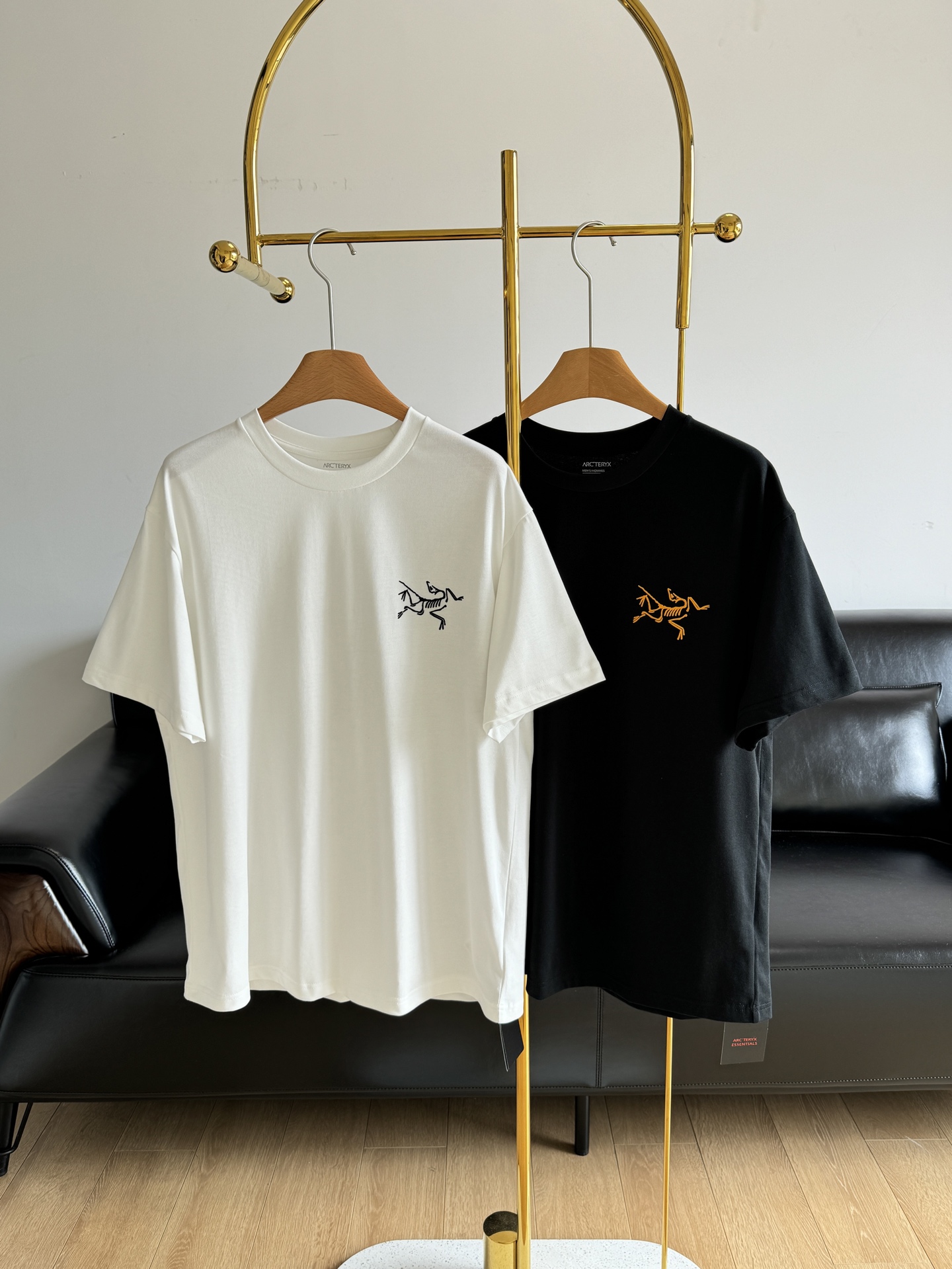 NO:307184,——Arcteryx Archaeoptera bird logo letter printed T-shirt basic color bird long sleeves!  It’s a very urgent item in all seasons!  The fabric is made of high-quality long velvet cotton! The counter is fixed dyeing and woven, which is gentle and close to the body, and has no sense of restraint! The feel is gentle and comfortable, and has very excellent sweat-absorbing and wet properties! The thread is fixed weaving and dyeing has no color difference! The shoulder-length strip process is used, and it is washed without deformation! The round neck style is not picky about people, the body is loose and not bloated, and the iconic Bird House logo makes it difficult to look good when worn!  Who doesn’t love it!  !  Exaggerated design of the bird logo on the chest and the super big bird on the back!  Often personalized, young, sporty, and fashionable!  Code s-2xl White Black 2 colors, jil sanderarc'teryx,tees,t-shirt,alexander wang19860909——Arcteryx始祖鸟 背后logo字母印花T恤 基础色的鸟家长袖！ 一年三季都很刚需的单品！ 面料采用优质长绒棉材质!专柜定染定织,轻柔贴身,穿着无束缚感!手感轻柔舒适,具有非常优异的吸汗拍湿特性!螺纹定织定染无色差!采用通肩拉条工艺,百洗不变形! 基础不挑人的圆领版型,衣身宽松不臃肿,再加上标志性的鸟家logo,穿起来像不好看都难！ 谁不爱！！胸前小鸟标设计后背超大鸟的夸张设计！常个性,年轻,运动,且时尚！ 码数s-2xl 白色 黑色2个色,,jil sanderarc'teryx,tees，t-shirt,alexander wang,Women's clothing