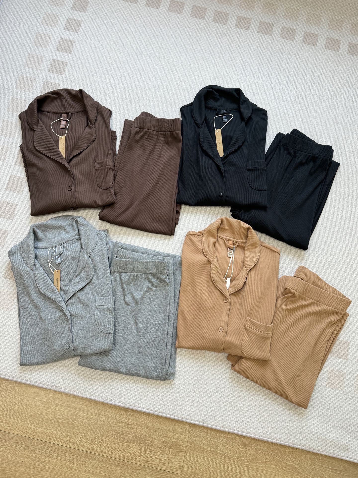 NO:308231,Sometimes a good pajama is very simple, and good fabrics and styles are enough. The thickened pit strips are made of modal, and the drapes feel terrifying!  The upper body feels invincible, with a high crater strip and a very good rebound effect. One set is pajamas, but it will be different when you disassemble it~ A combination of shirts with trousers or a slightly long top with floor-moving air pants!  !  ,shirts,alexander wang19860909有时好的睡衣很简单,好面料好版型就够了, 加厚坑条莫代尔材质,垂坠感嘎嘎地！ 上身舒适感无敌了,高弹坑条, 回弹效果也是非常好的 一套穿是睡衣,但是拆开搭配就不同啦～ 衬衫配长裤的组合or微长的上衣配拖地空气裤的感觉！！,,shirts,alexander wang,Women's clothing