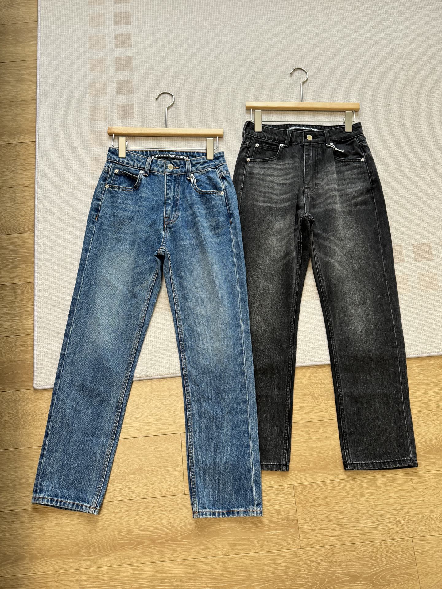 NO:308243,I fell in love with it at first sight. The style of this jeans is really amazing. The upper body hides the flesh in an instant!  Very nice!  What you want is this relaxed feeling for girls, choosing the right jeans style that suits their body shape is the key!  Recommended recommendations!  , jeans,alexander wang19860909一眼就爱上,这款牛仔裤的版型真的很绝上身瞬间藏肉！超nice！要的就是这份松弛感对于女孩子来说,选对适合自己身材的牛仔裤版型是关键！推荐推荐！,,jeans,alexander wang,Women's clothing