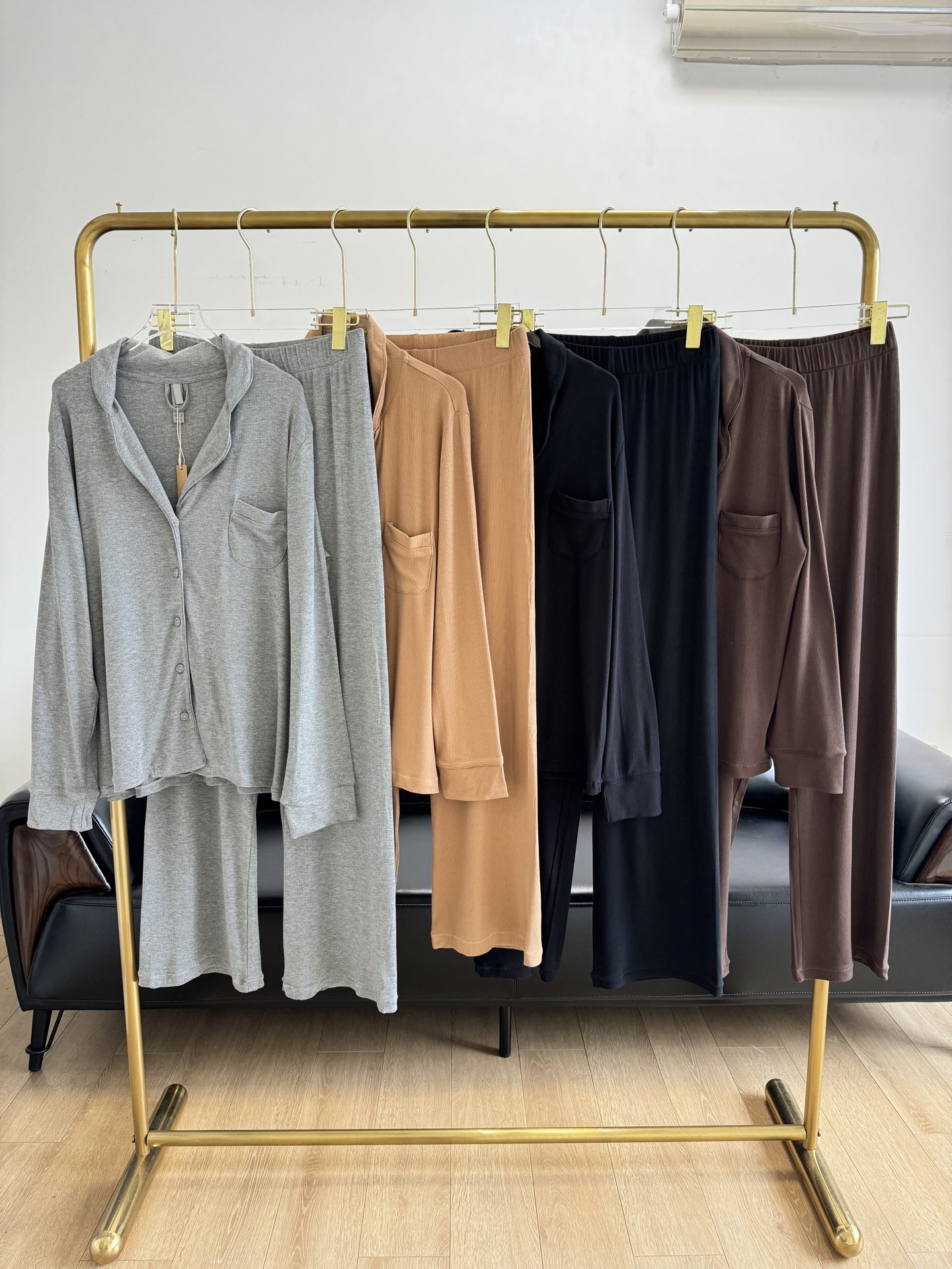 NO:308228,——SKIMS Kardashian Modal pajamas set A hugely popular home clothing abroad!  Use modal fabric that is so comfortable that it is soft. The soft fabric looks like a woman's second skin, with a creamy silky texture. The ultra-thin fabric fits perfectly with the curves of the body!  There is no need for too much modification. The zero burden brought by excellent layout design is to understand your comfort when you are relaxing!  The natural draped and smooth cut with a sense of high-end feel will not be delayed at all!  The biggest advantage is that it is both comfortable and beautiful!  Modal's matte texture Compared to the luxurious feeling of silk satin ~ this one is low-key and comfortable!  Whether it's a walk!  Throwing garbage or sharing life selfies at home. This pajamas are all very extra points!  Sometimes a good pajama is very simple, and good fabrics and styles are enough. The thickened pit strips are made of modal, and the drapes feel terrifying!  The upper body feels invincible, with a high crater strip and a very good rebound effect. One set is pajamas, but it will be different when you disassemble it~ A combination of shirts with trousers or a slightly long top with floor-moving air pants!  !  Number of code xs-l gray black brown orange 4 colors,shirts,real silk,alexander wang19860909——SKIMS卡戴珊 莫代尔睡衣套装 国外巨巨火的家居服！ 采用舒服到不行的莫代尔面料 柔软的面料像是女人的第二张肌肤,奶油般丝滑的质感 超薄的面料随着身体的曲线完美贴合！不需要过多的修饰,优秀的版型设计带来的零负担感,就是放松时刻最懂你的安慰！ 自带高级感的自然垂坠流畅的剪裁上身一点都不会拖沓！最大的优点就是既舒适又美貌！ 莫代尔的哑光质感 相对于真丝缎面的奢华感～这款低调又自在！无论是散步！扔垃圾or居家分享生活自拍 这个睡衣都非常加分！ 有时好的睡衣很简单,好面料好版型就够了, 加厚坑条莫代尔材质,垂坠感嘎嘎地！ 上身舒适感无敌了,高弹坑条, 回弹效果也是非常好的 一套穿是睡衣,但是拆开搭配就不同啦～ 衬衫配长裤的组合or微长的上衣配拖地空气裤的感觉！！ 码数xs-l 灰色 黑色 咖色 橘色4个色,,shirts,real silk,alexander wang,Women's clothing